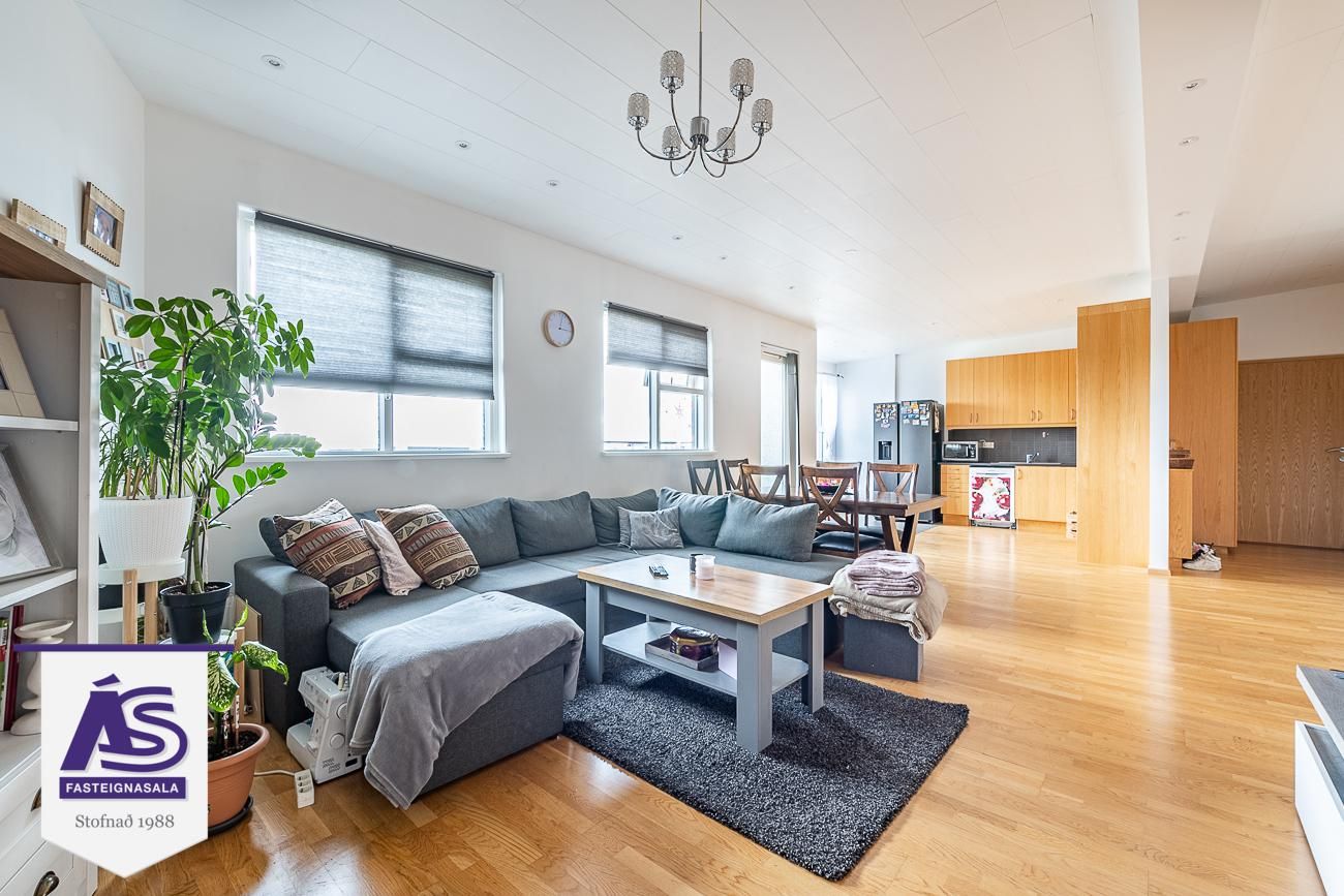 Tjarnabraut 14, 260 Reykjanesbær