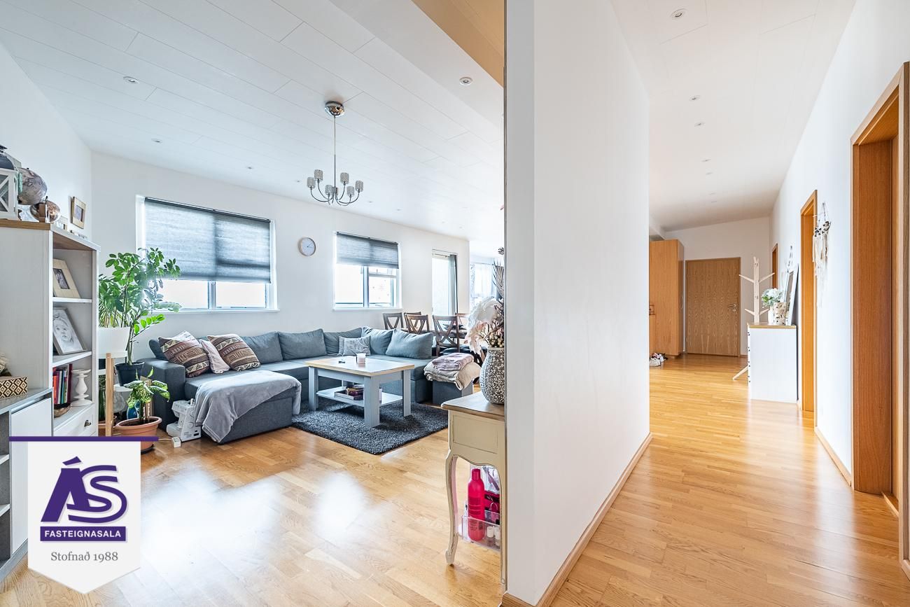 Tjarnabraut 14, 260 Reykjanesbær