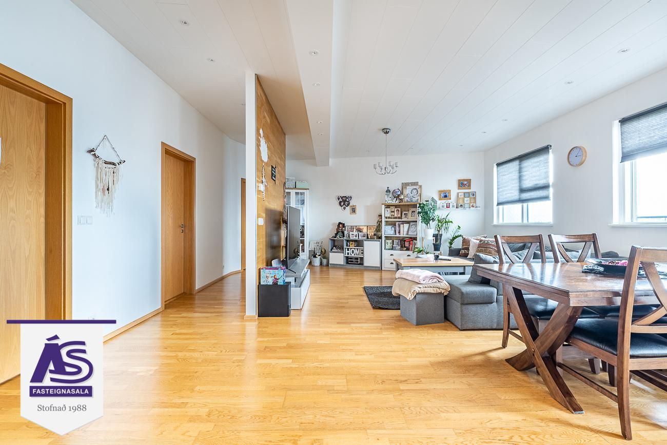 Tjarnabraut 14, 260 Reykjanesbær