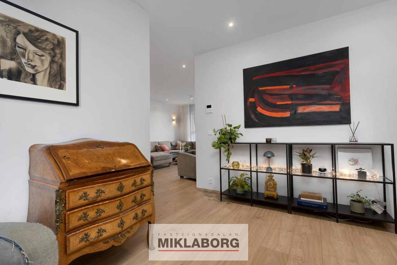 Smyrilshlíð 12, 102 Reykjavík