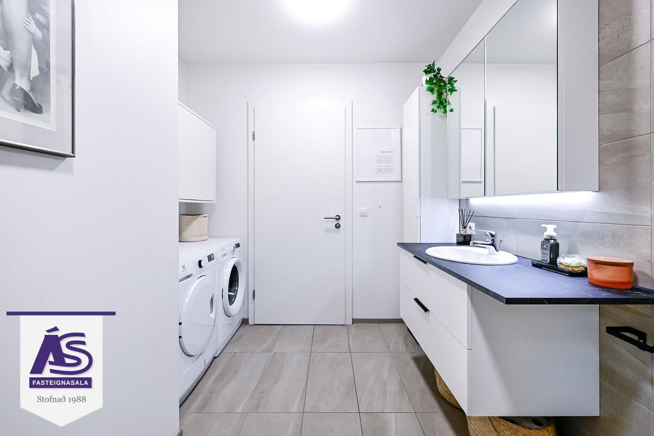 Hádegisskarð 2, 221 Hafnarfjörður