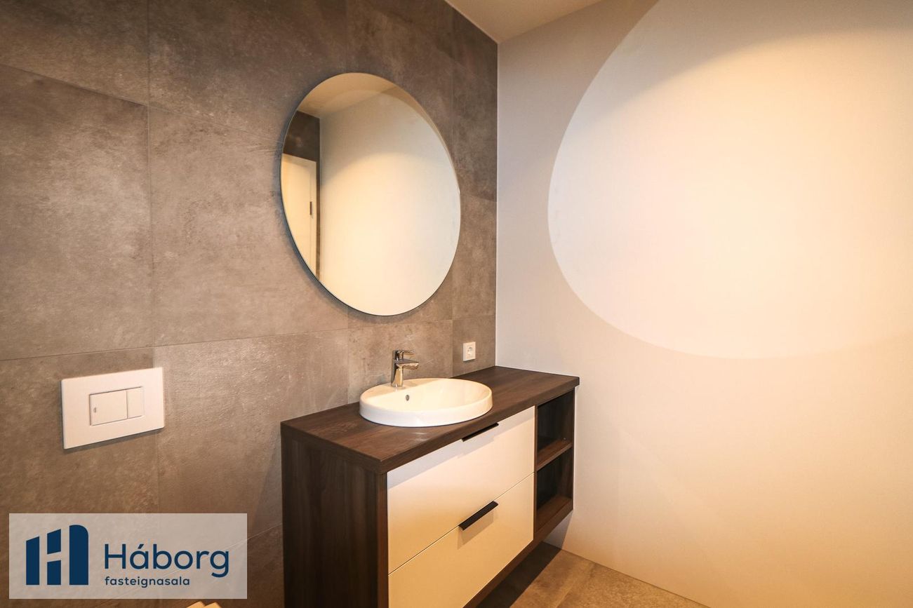 Grensásvegur 1C, 108 Reykjavík