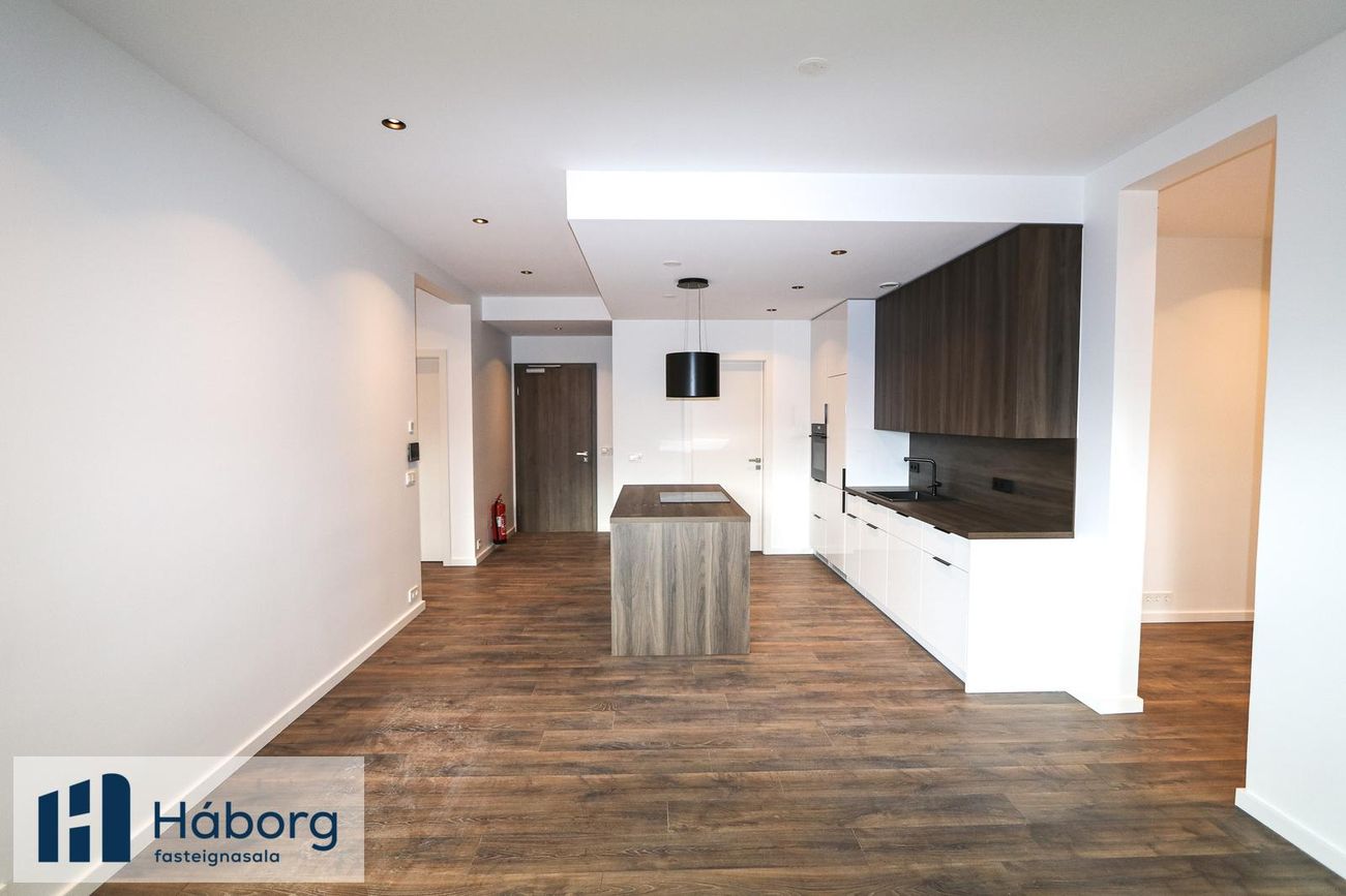 Grensásvegur 1C, 108 Reykjavík