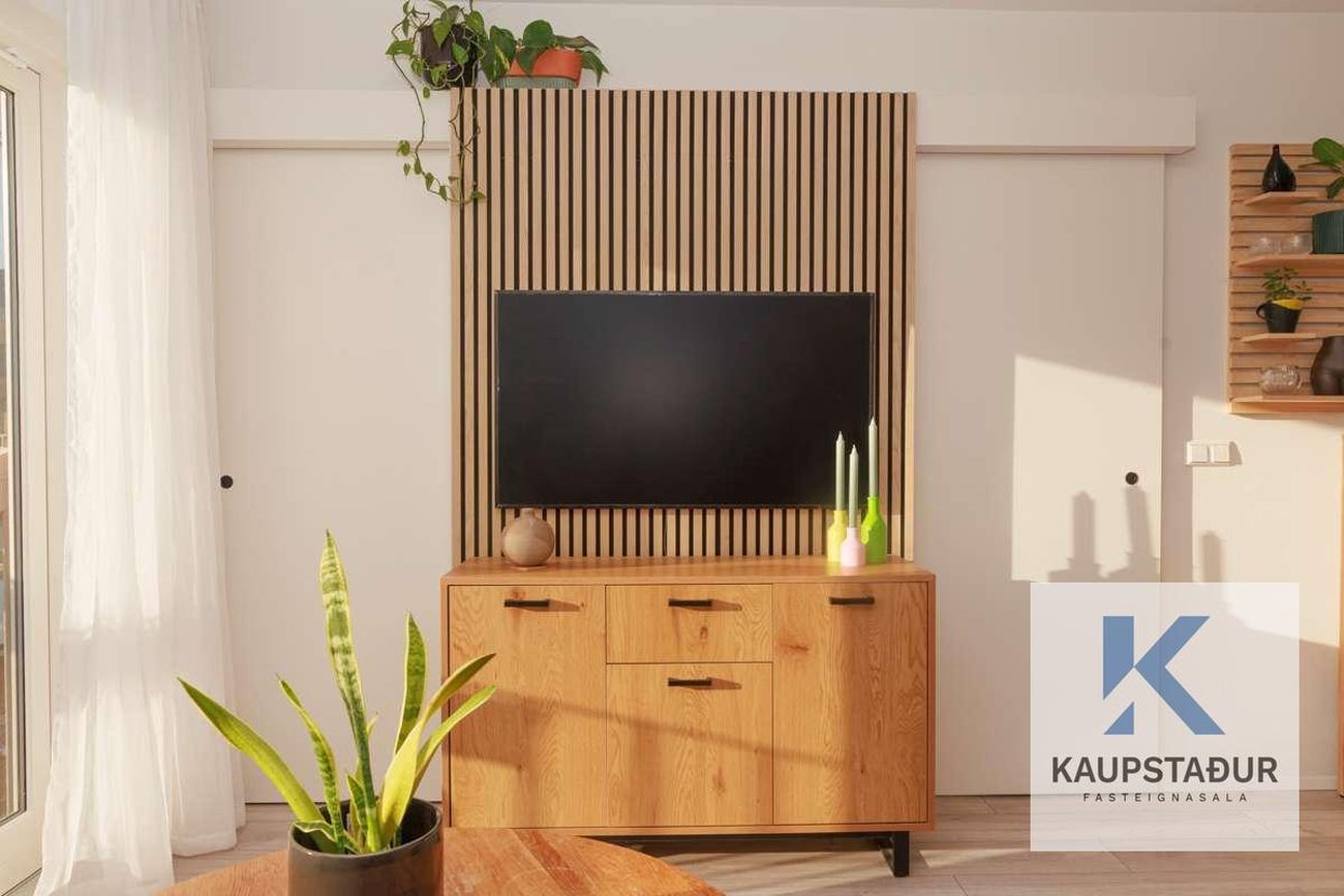 Jöfursbás 11B, 112 Reykjavík