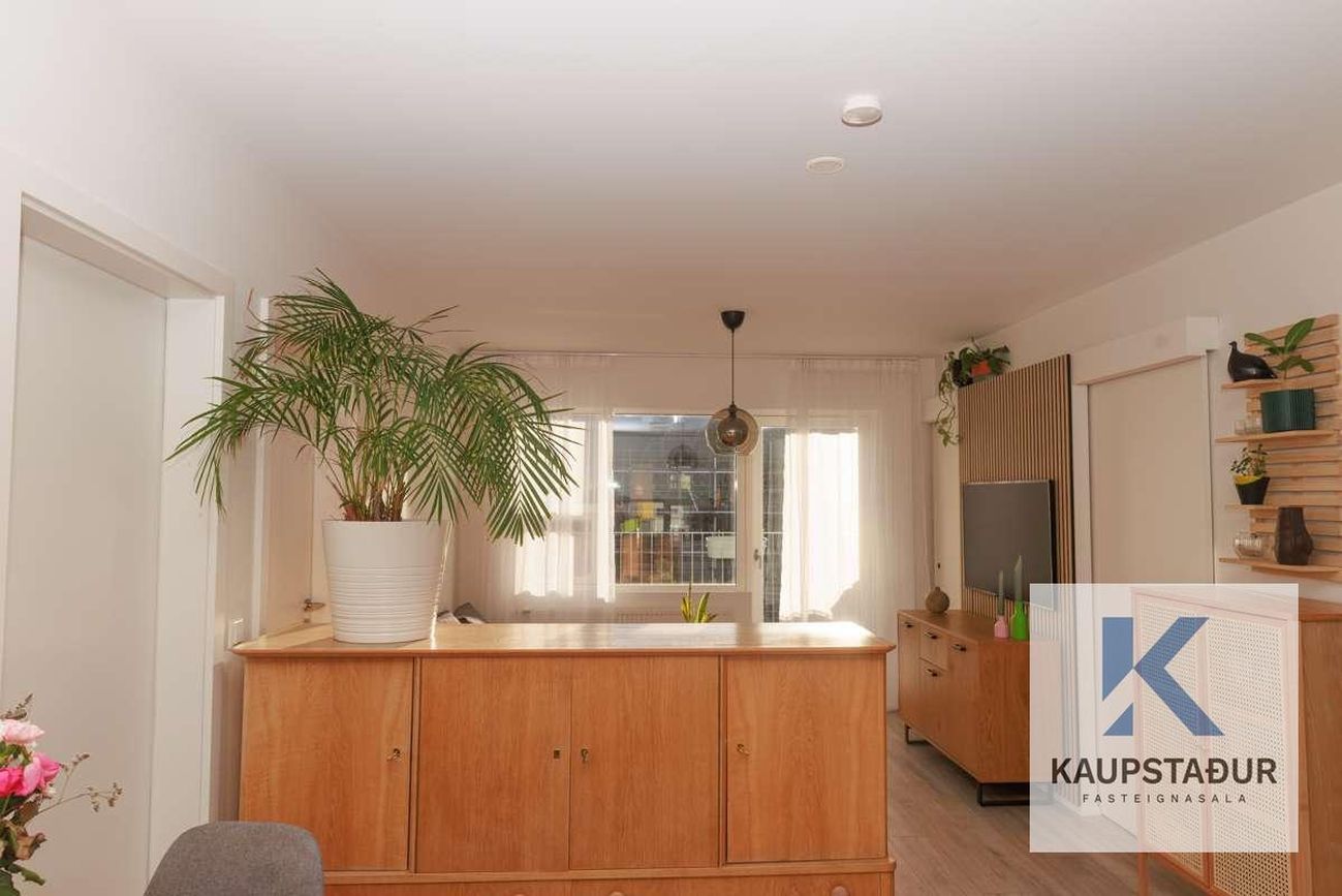 Jöfursbás 11B, 112 Reykjavík