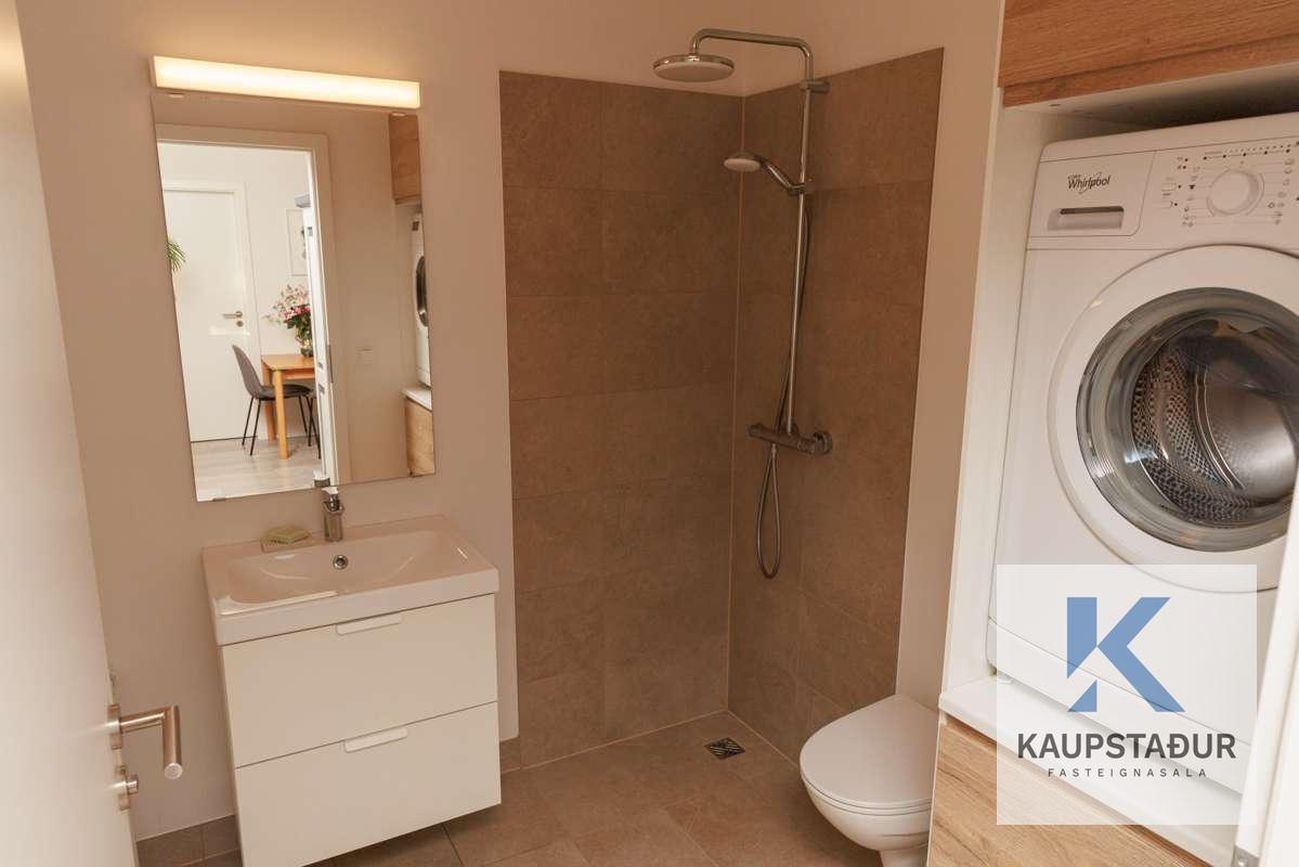 Jöfursbás 11B, 112 Reykjavík