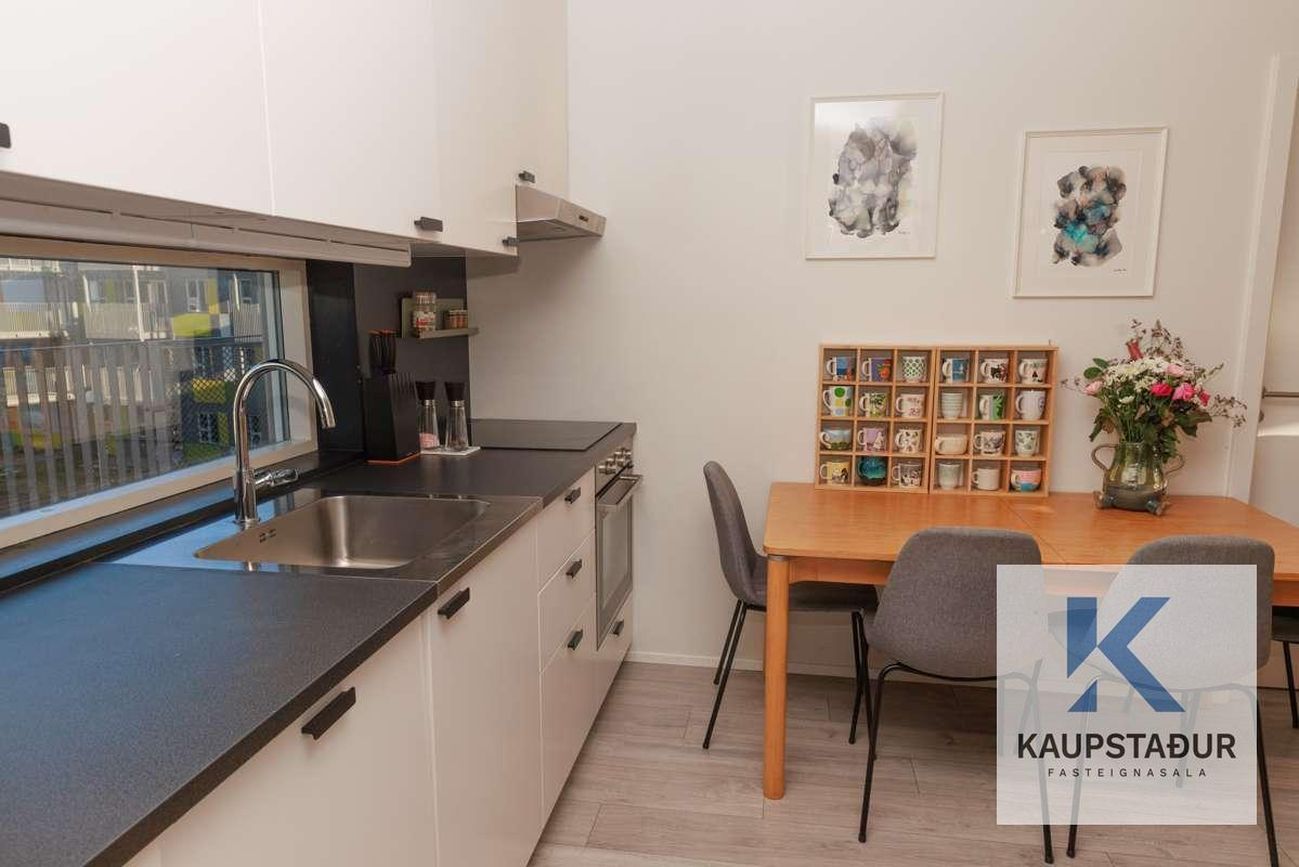 Jöfursbás 11B, 112 Reykjavík