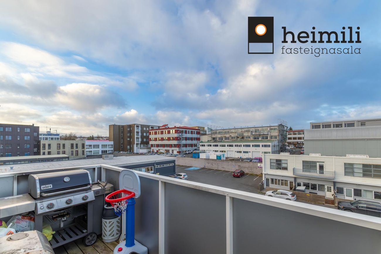 Grensásvegur 12, 108 Reykjavík