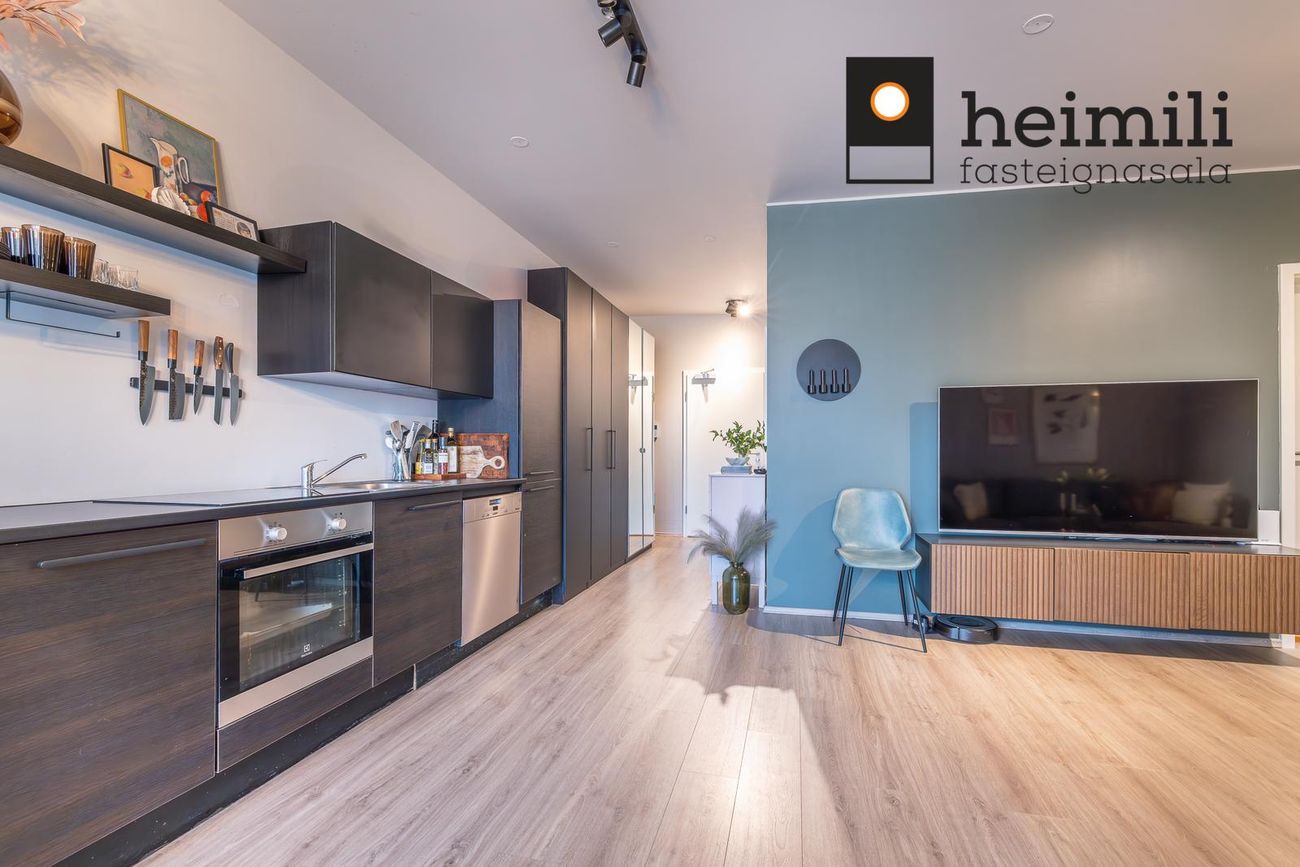 Grensásvegur 12, 108 Reykjavík