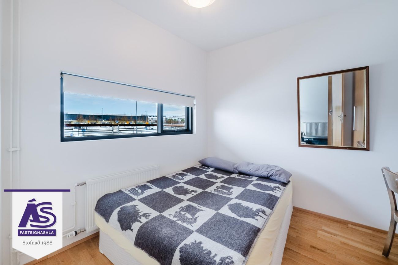 Erluás 2 - 0206, 221 Hafnarfjörður