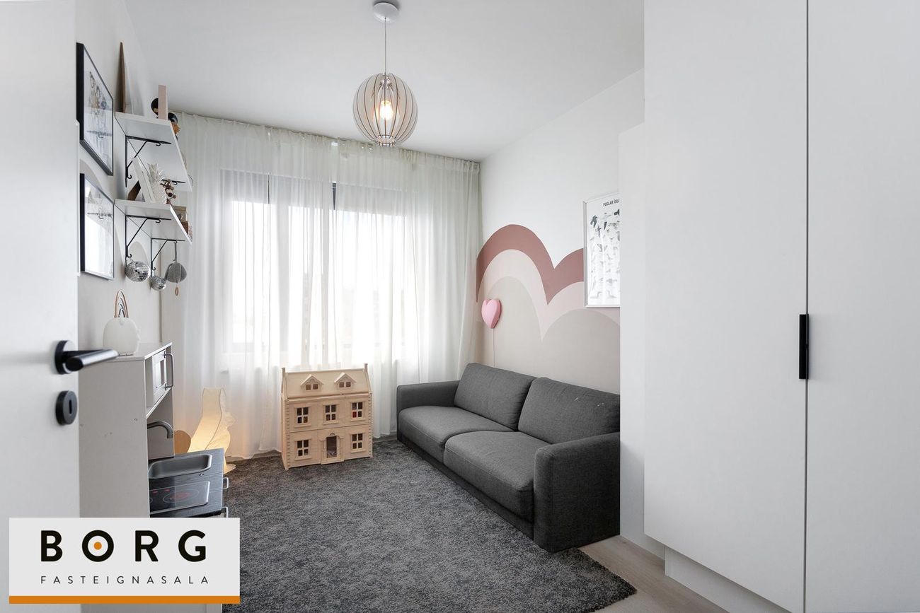 Smyrilshlíð 1, 102 Reykjavík