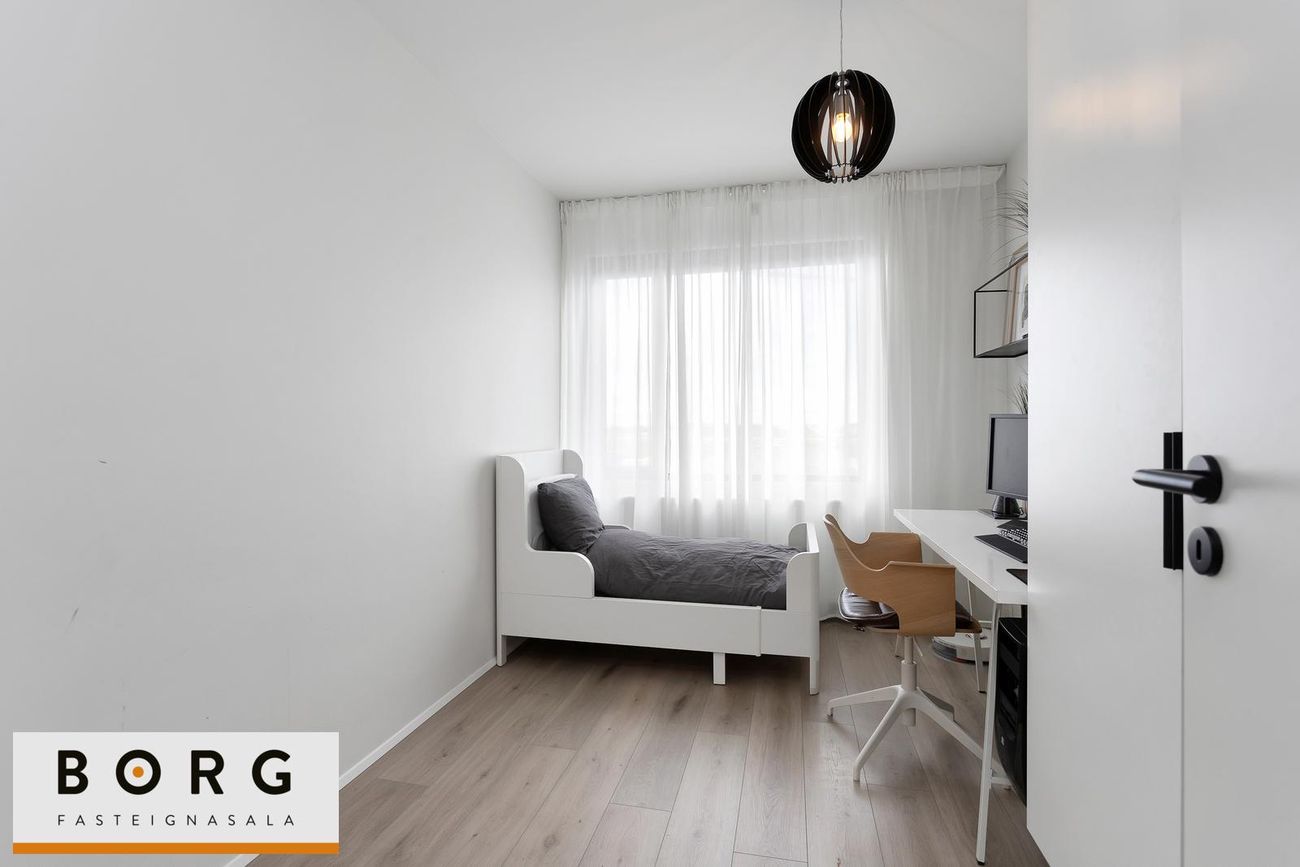 Smyrilshlíð 1, 102 Reykjavík