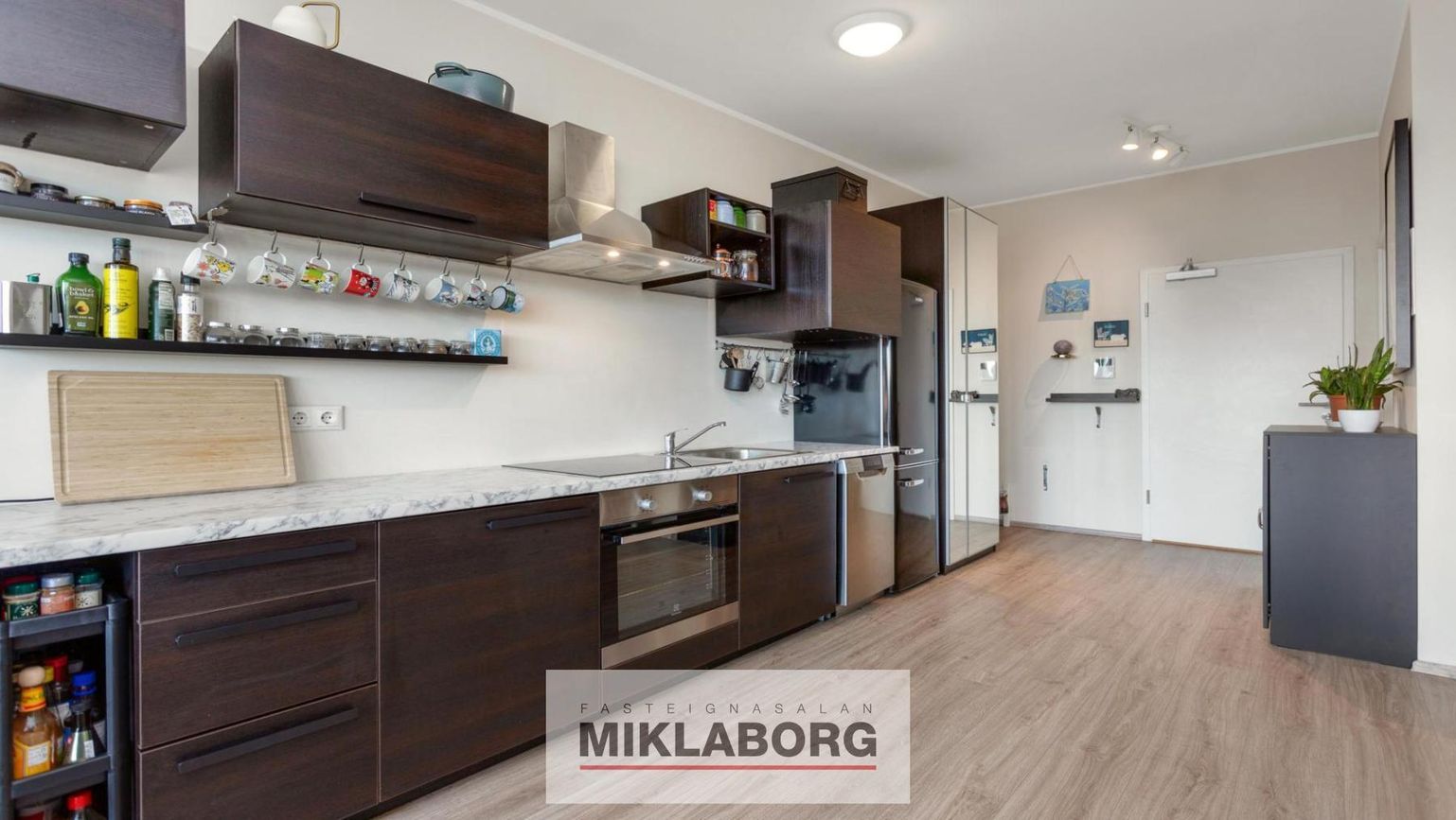 Grensásvegur 12, 108 Reykjavík