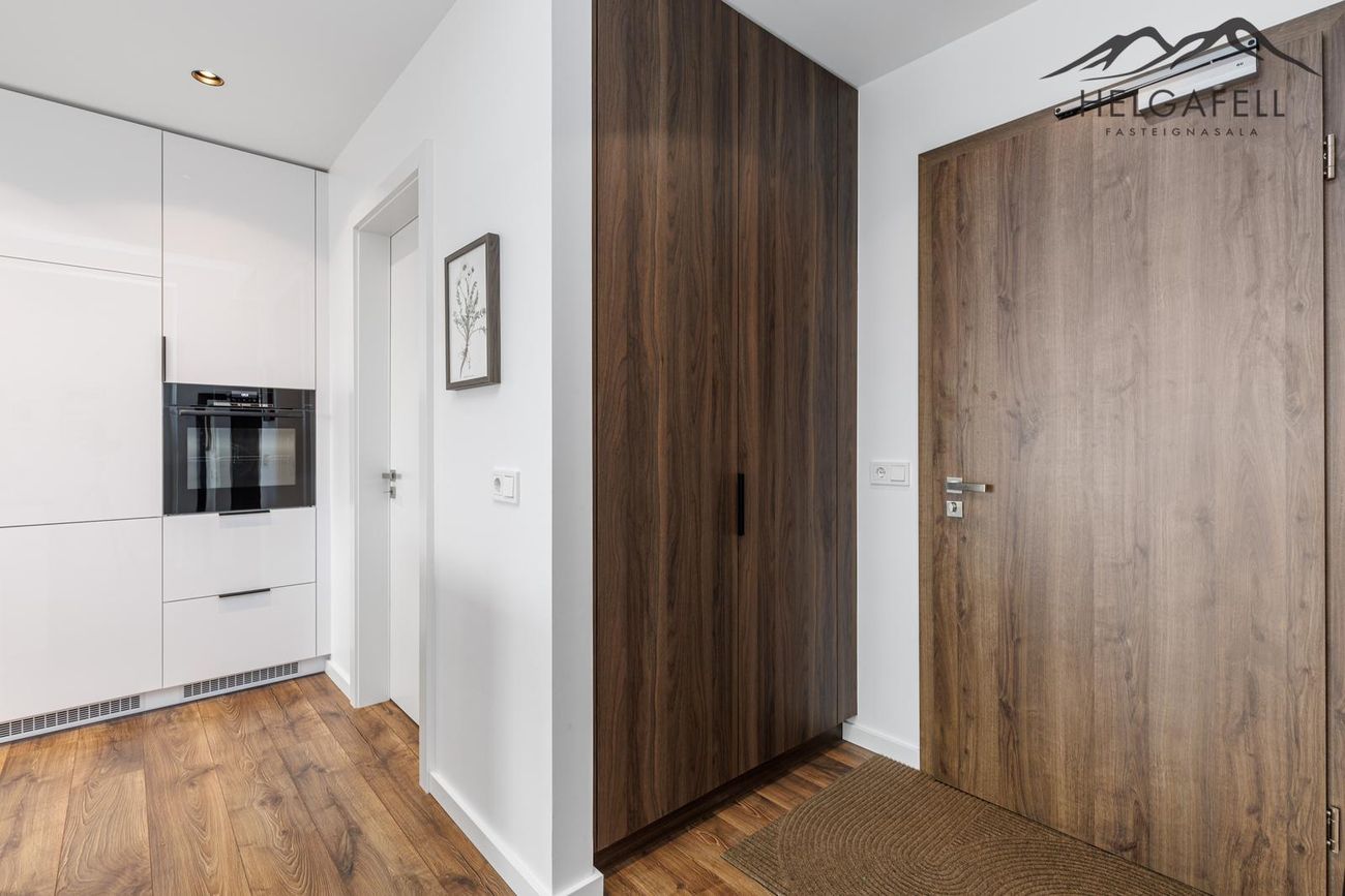 Grensásvegur 1F, 108 Reykjavík