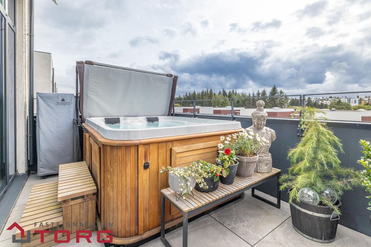 Lautarvegur 8, 103 Reykjavík