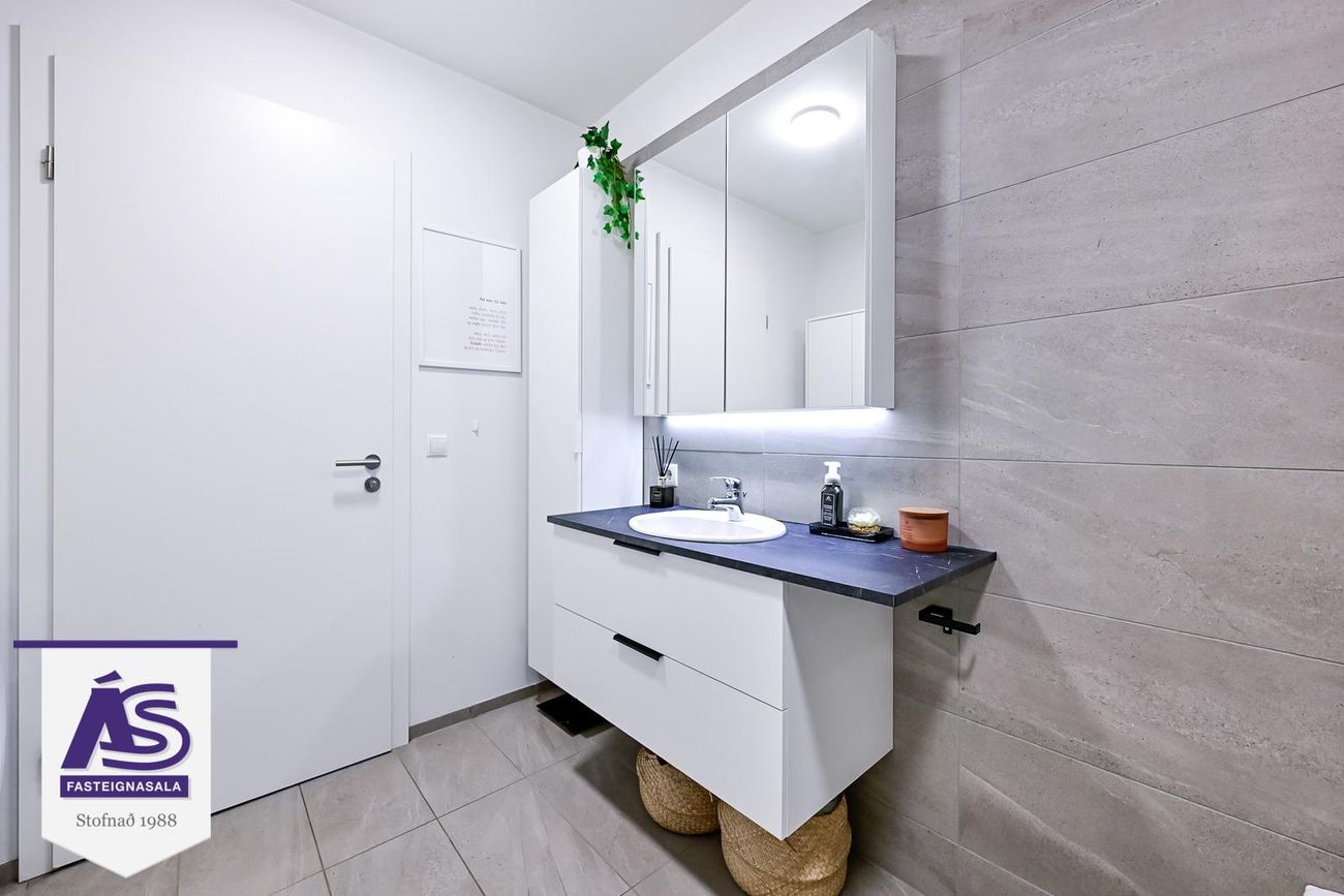 Hádegisskarð 2, 221 Hafnarfjörður