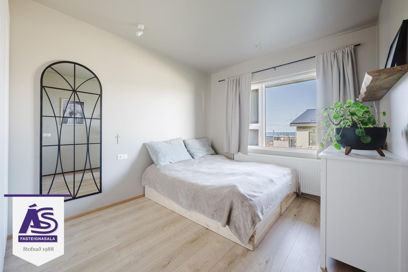 Krossvellir 4 - 0104, 301 Hval