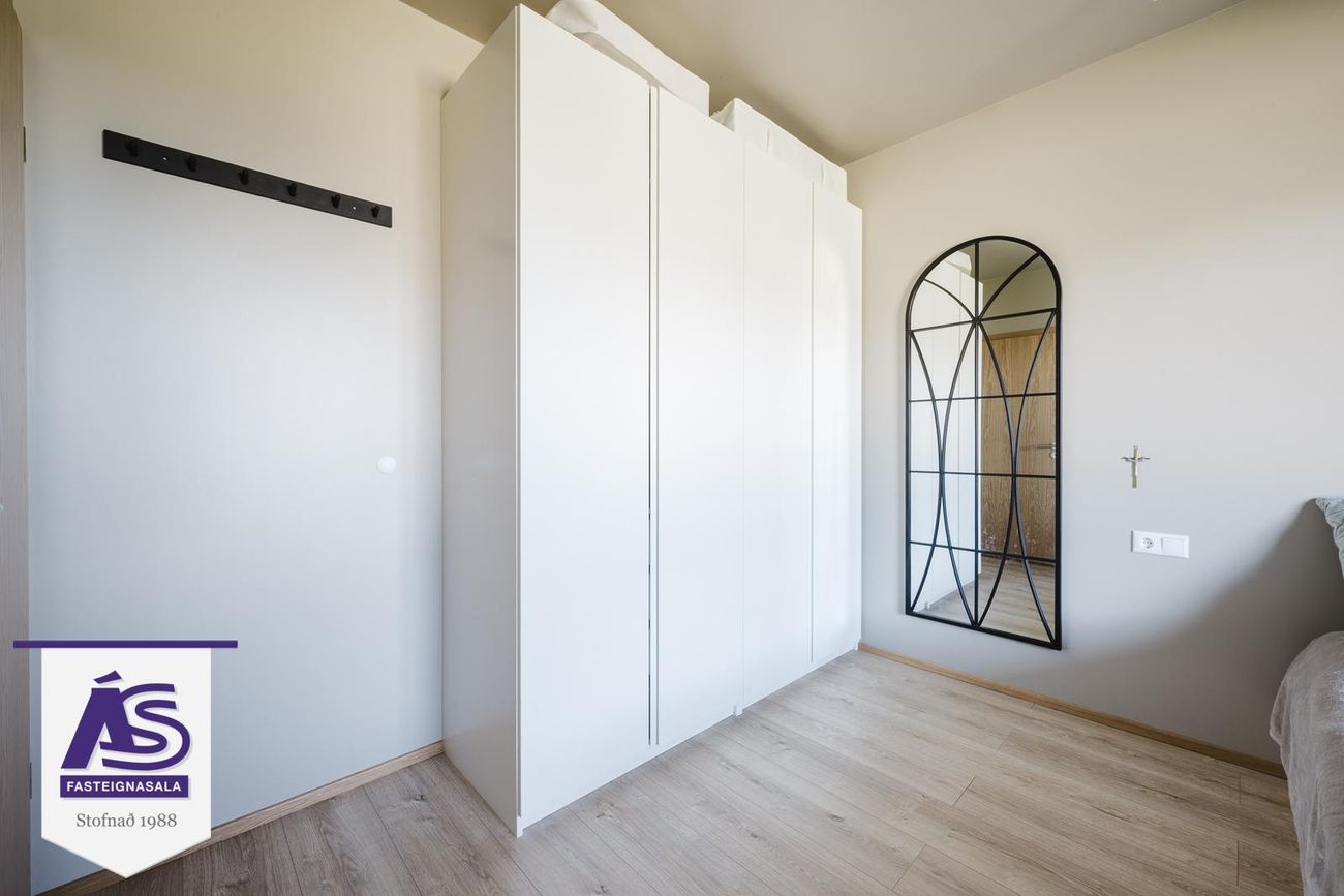 Krossvellir 4 - 0104, 301 Hval