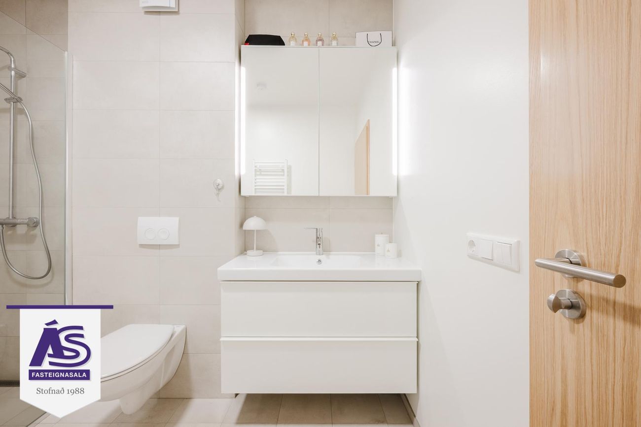 Krossvellir 4 - 0104, 301 Hval