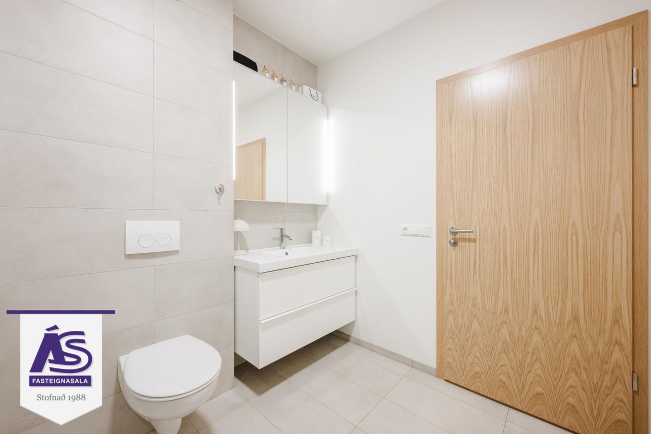 Krossvellir 4 - 0104, 301 Hval