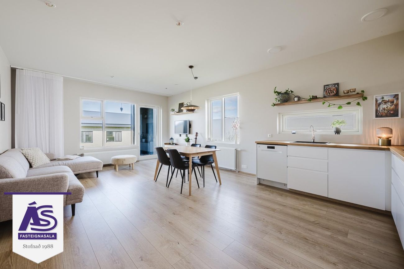 Krossvellir 4 - 0104, 301 Hval