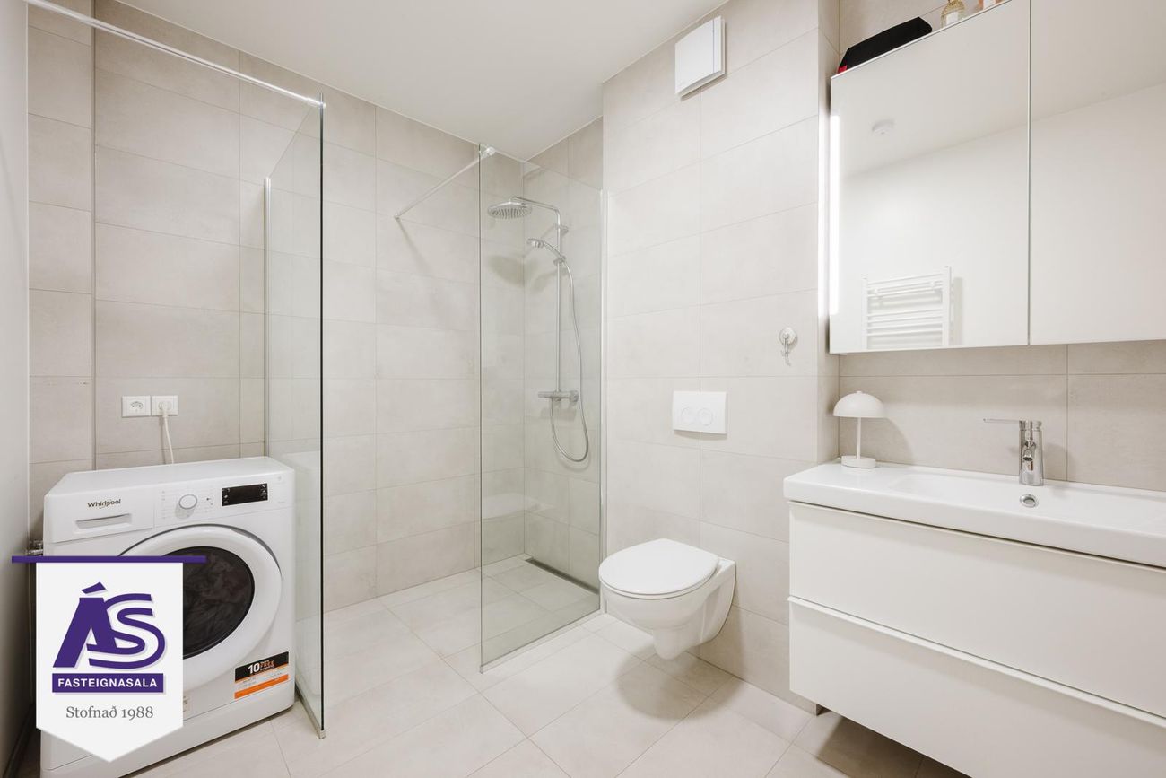 Krossvellir 4 - 0104, 301 Hval