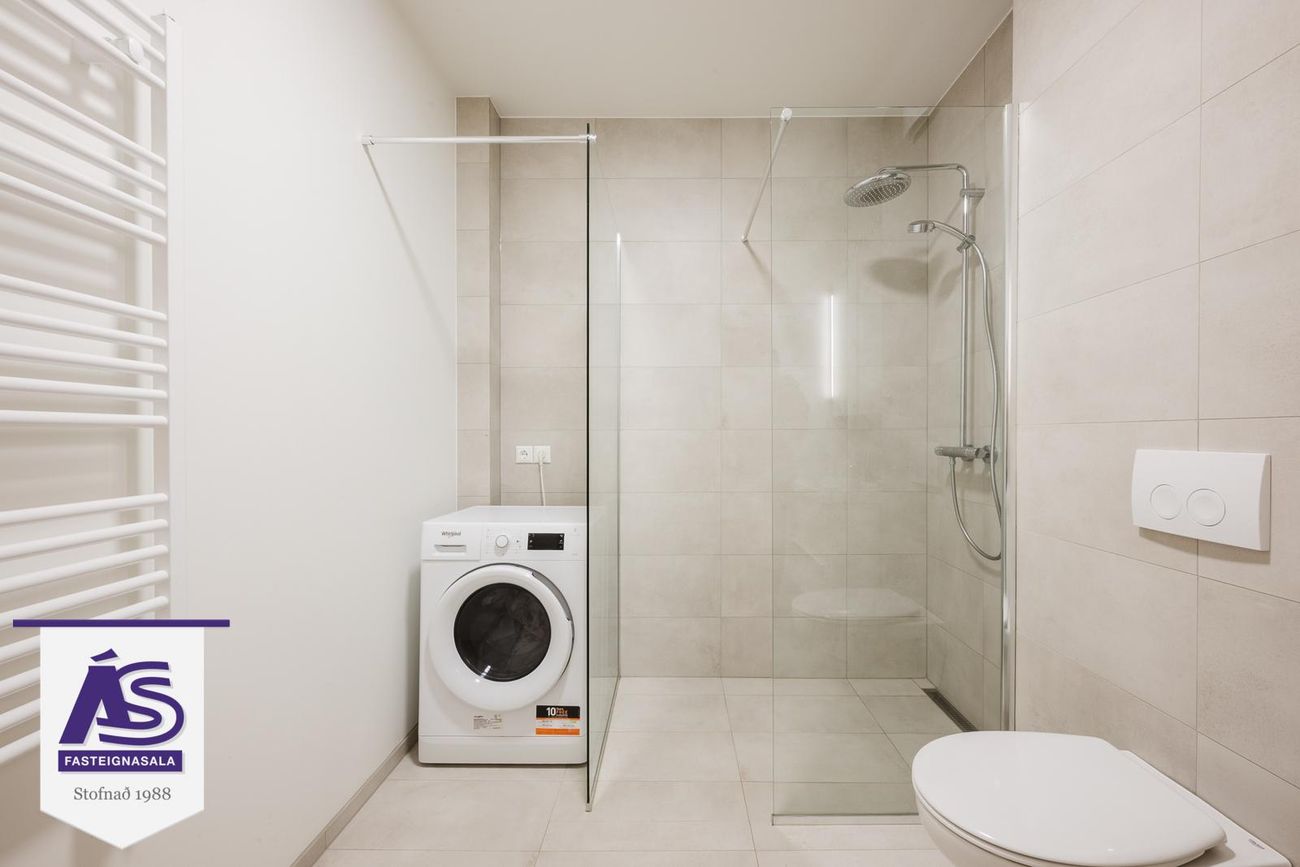 Krossvellir 4 - 0104, 301 Hval