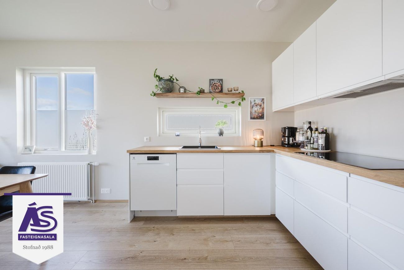 Krossvellir 4 - 0104, 301 Hval