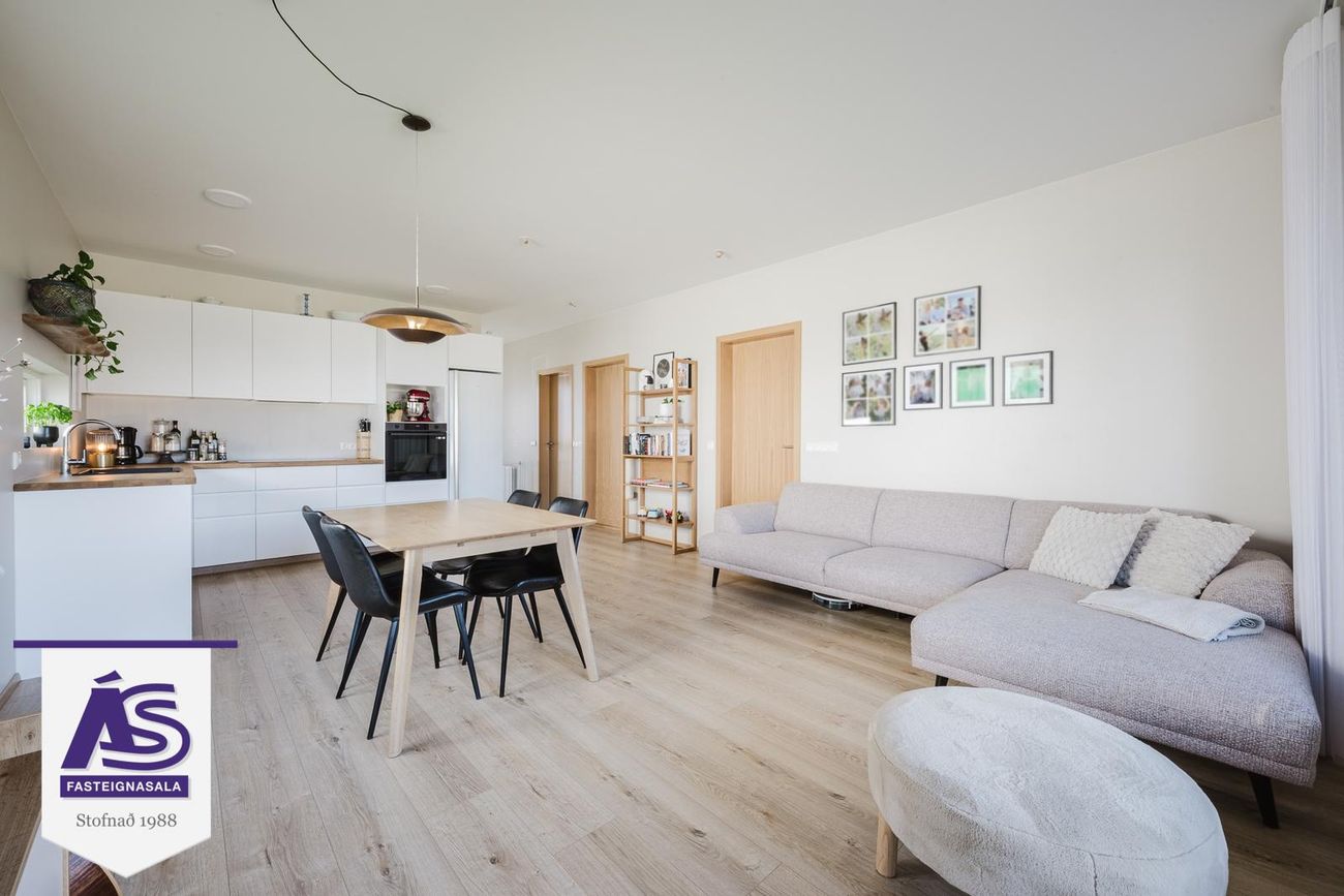 Krossvellir 4 - 0104, 301 Hval