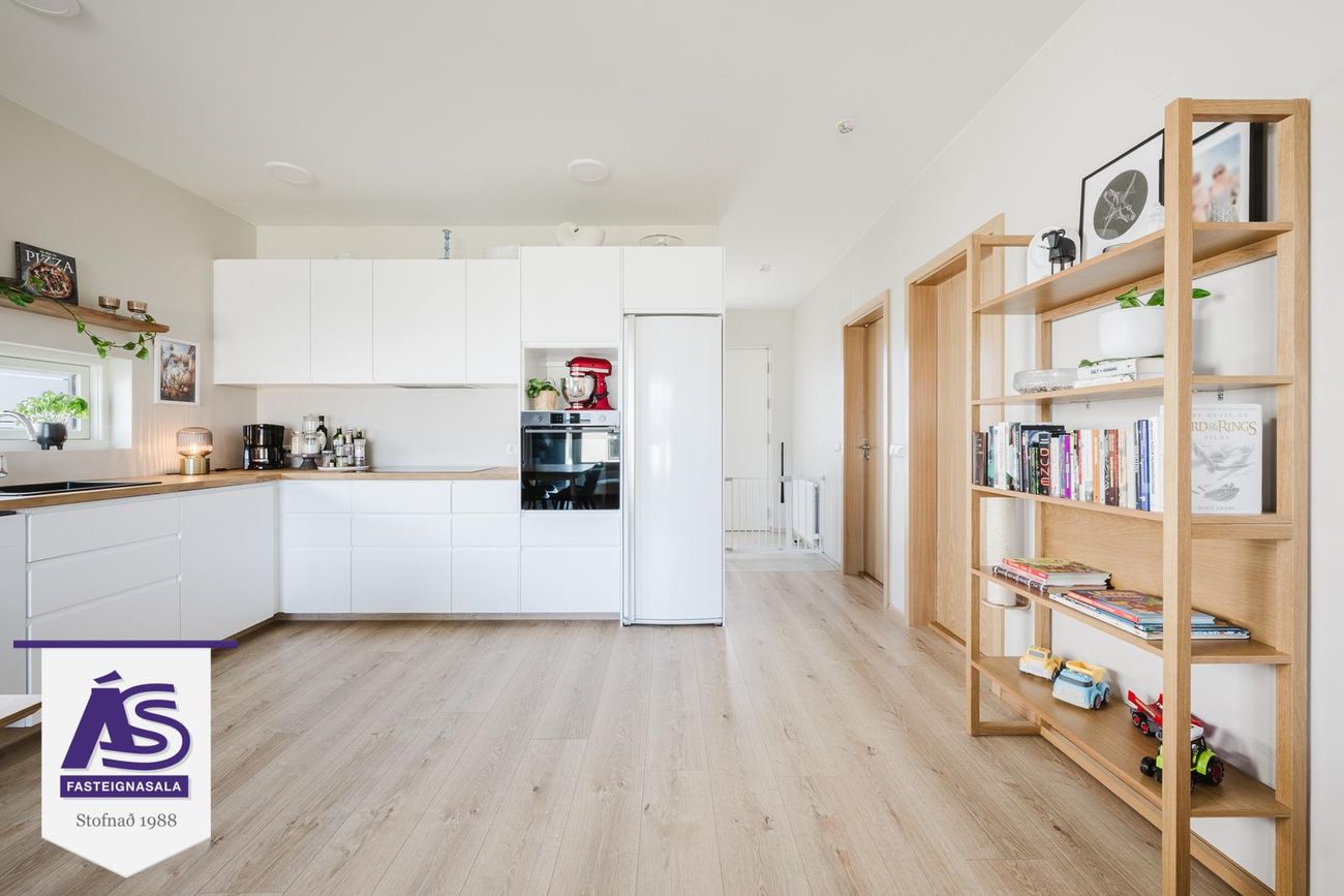 Krossvellir 4 - 0104, 301 Hval