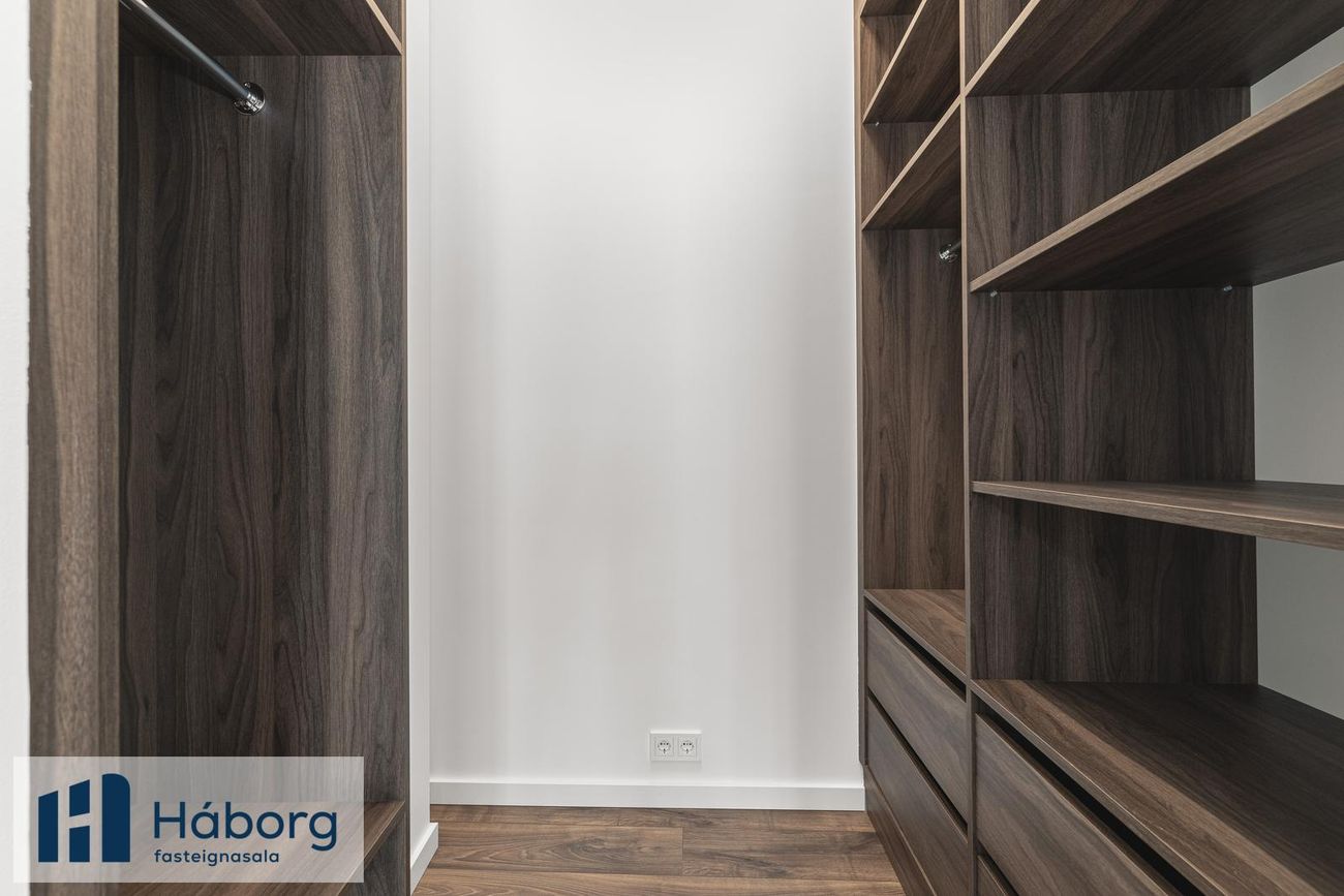 Grensásvegur 1C, 108 Reykjavík