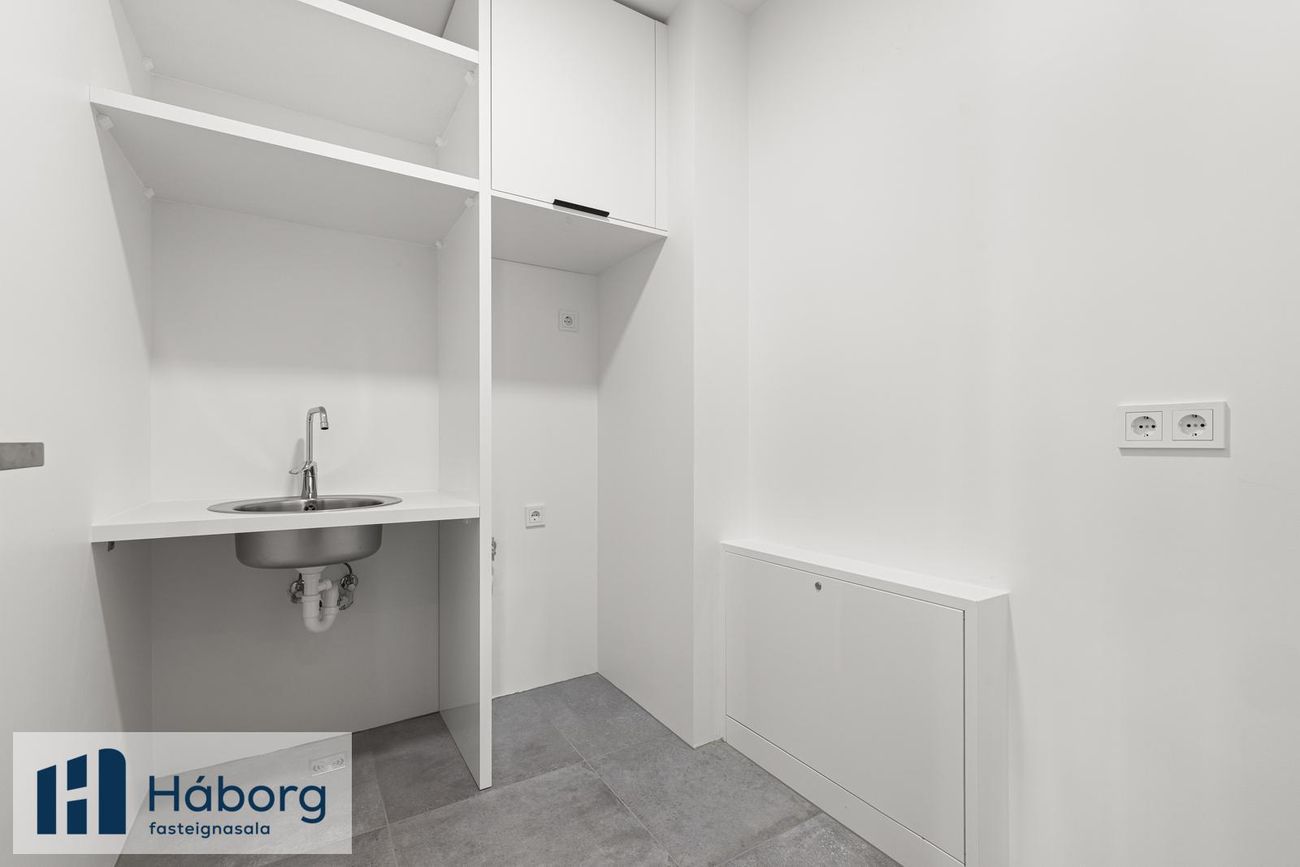 Grensásvegur 1C, 108 Reykjavík