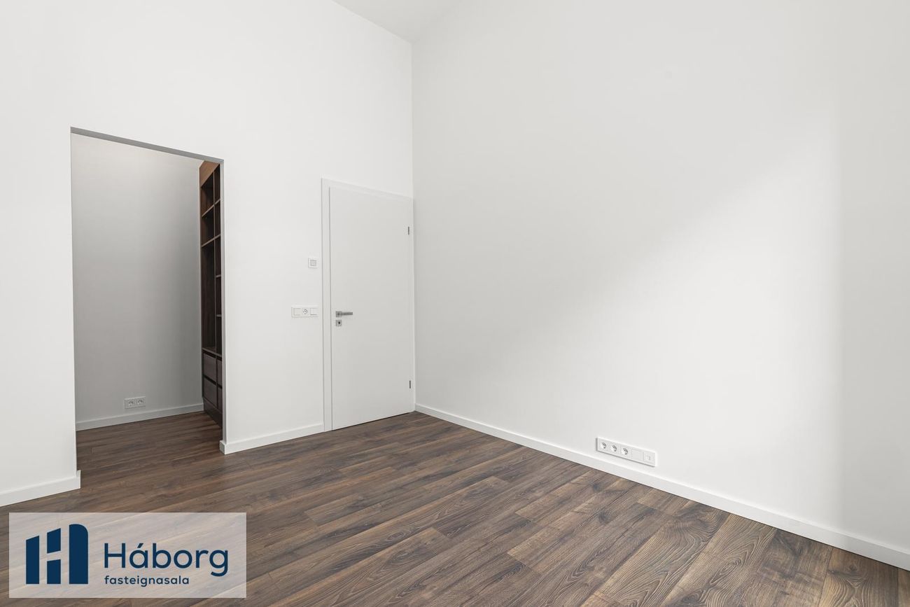 Grensásvegur 1C, 108 Reykjavík