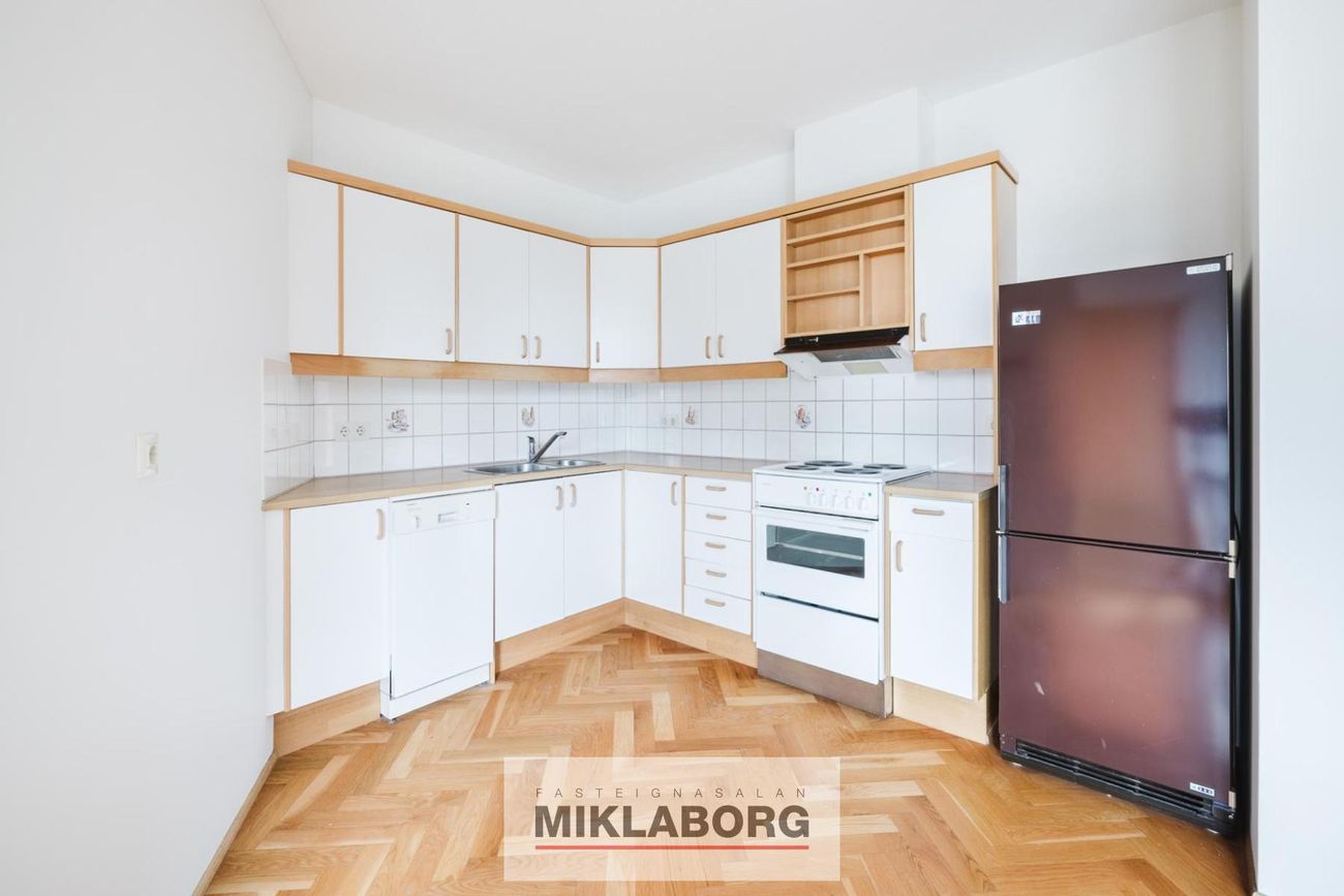 Hvassaleiti 56, 103 Reykjavík