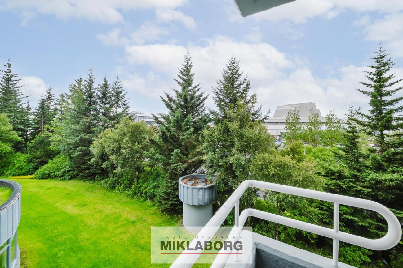 Hvassaleiti 56, 103 Reykjavík