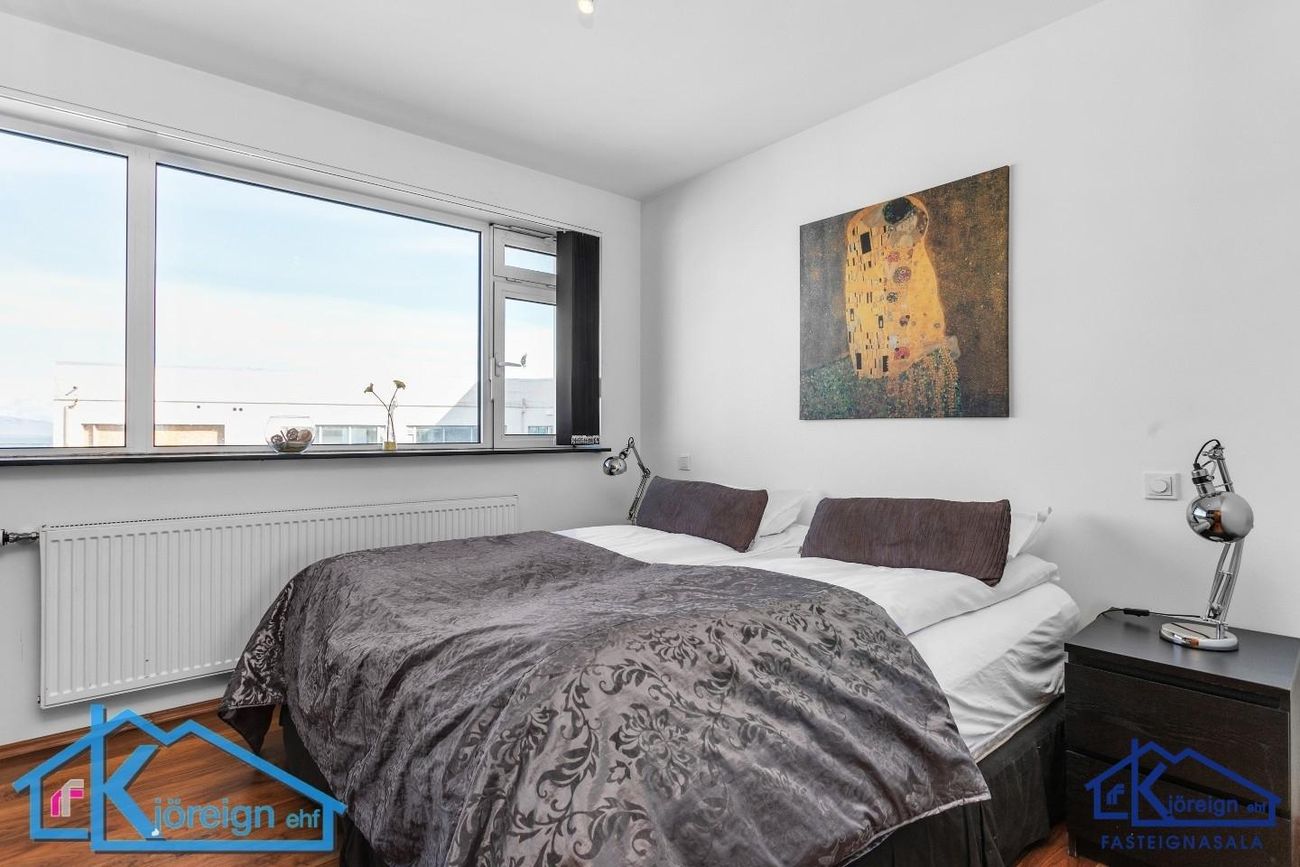 Laugavegur 103, 105 Reykjavík