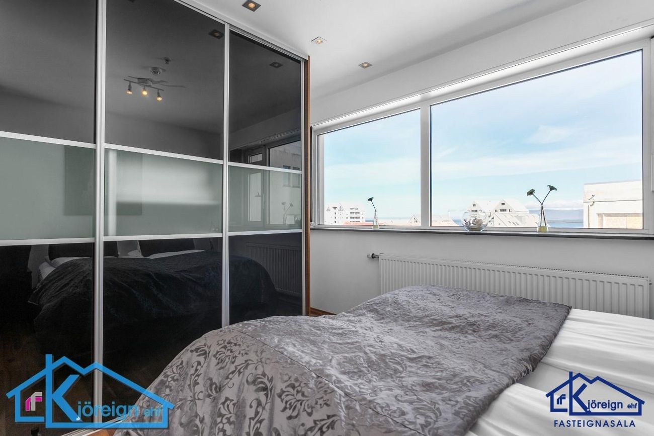 Laugavegur 103, 105 Reykjavík