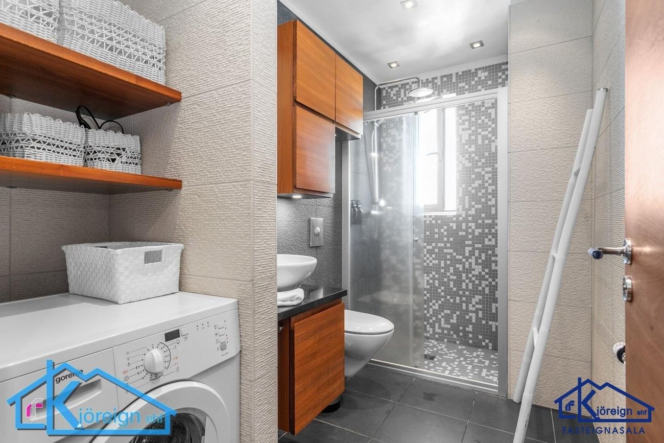 Laugavegur 103, 105 Reykjavík