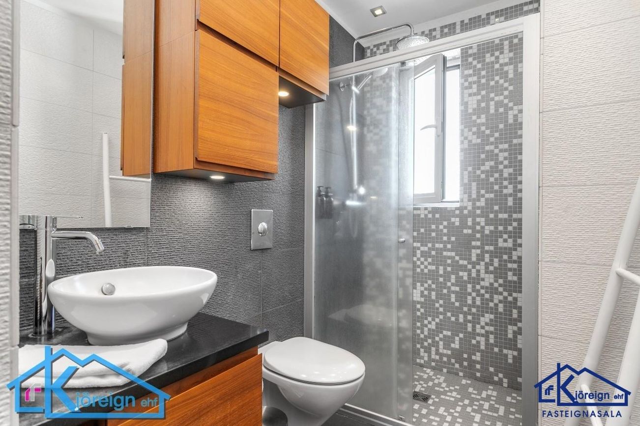 Laugavegur 103, 105 Reykjavík