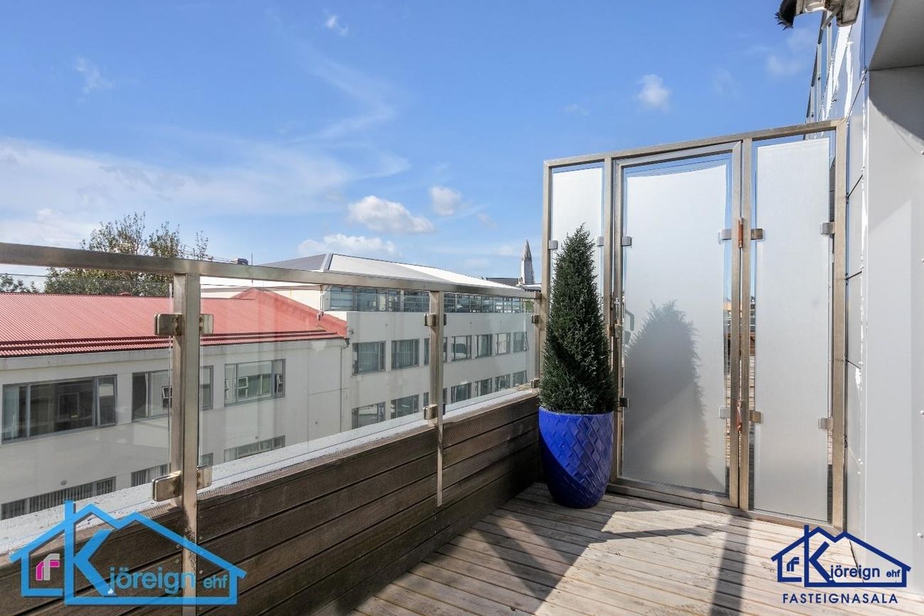 Laugavegur 103, 105 Reykjavík