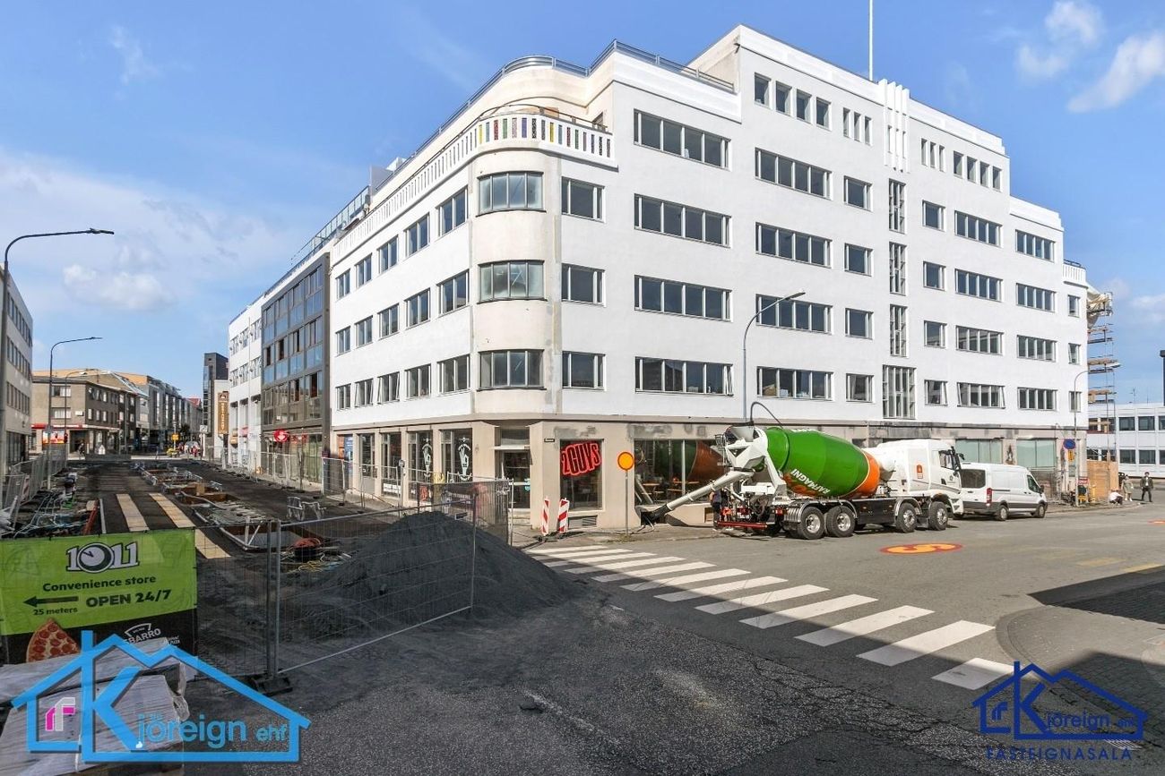 Laugavegur 103, 105 Reykjavík