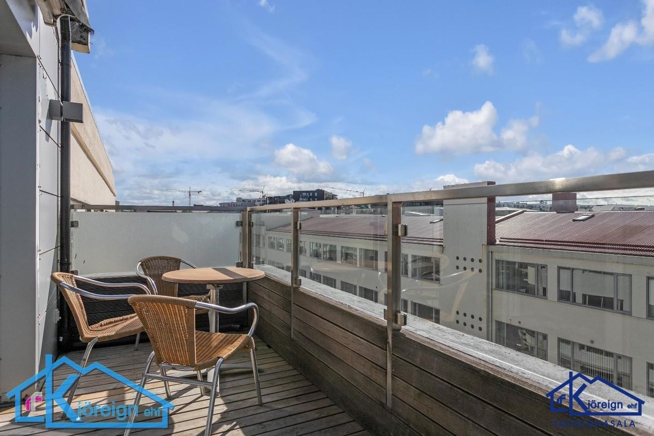 Laugavegur 103, 105 Reykjavík