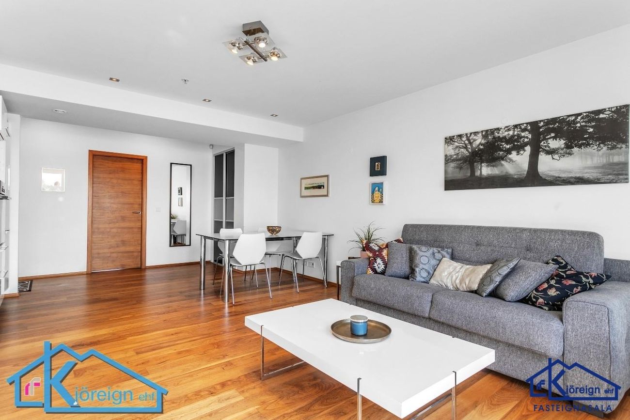 Laugavegur 103, 105 Reykjavík