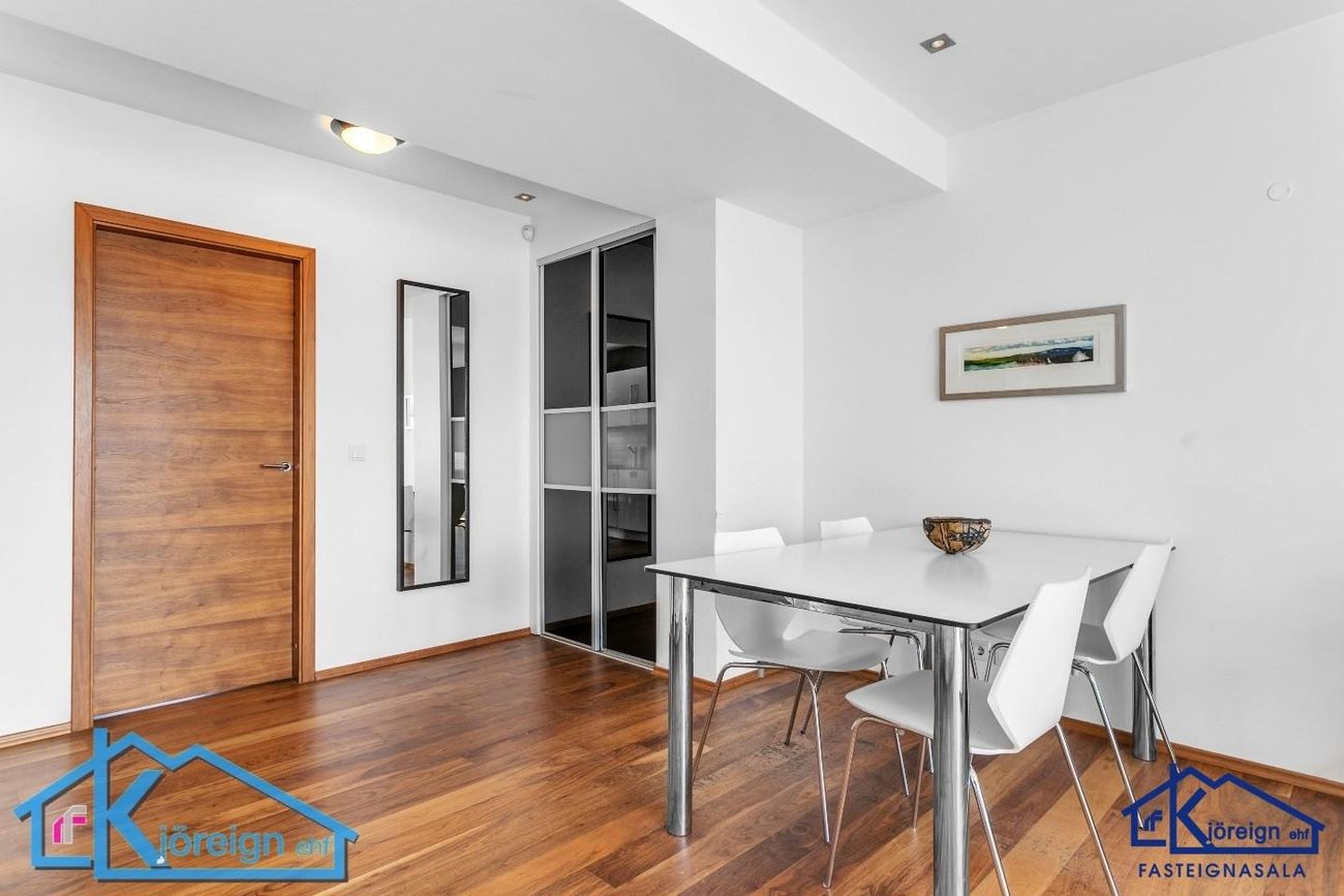 Laugavegur 103, 105 Reykjavík