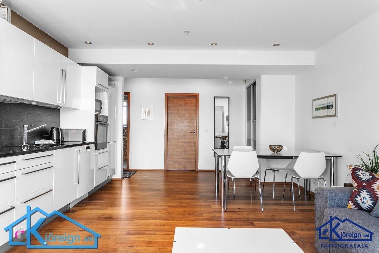 Laugavegur 103, 105 Reykjavík