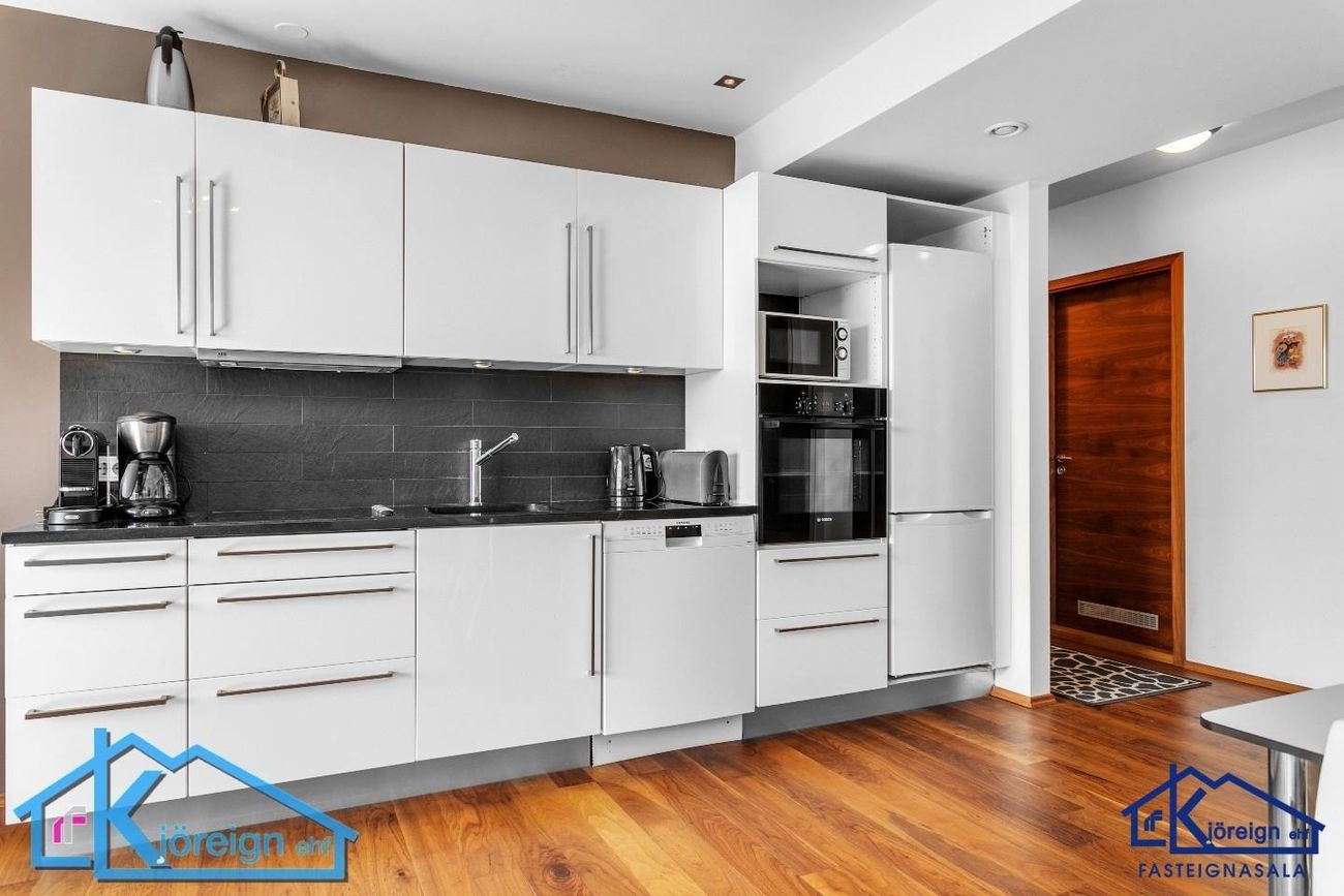 Laugavegur 103, 105 Reykjavík