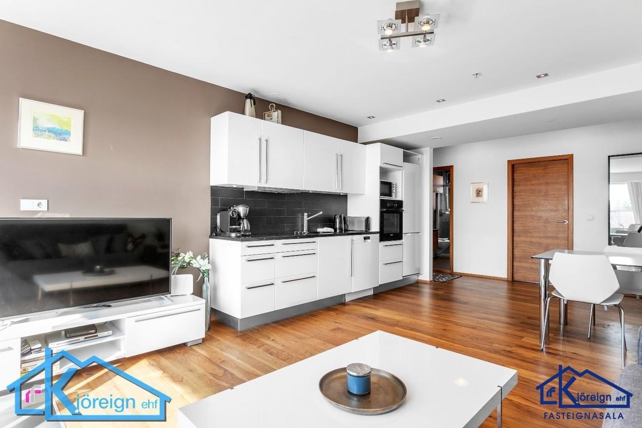 Laugavegur 103, 105 Reykjavík