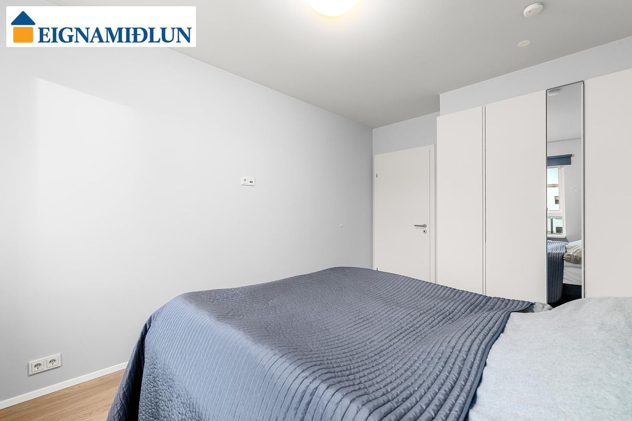 Smyrilshlíð 12, 102 Reykjavík