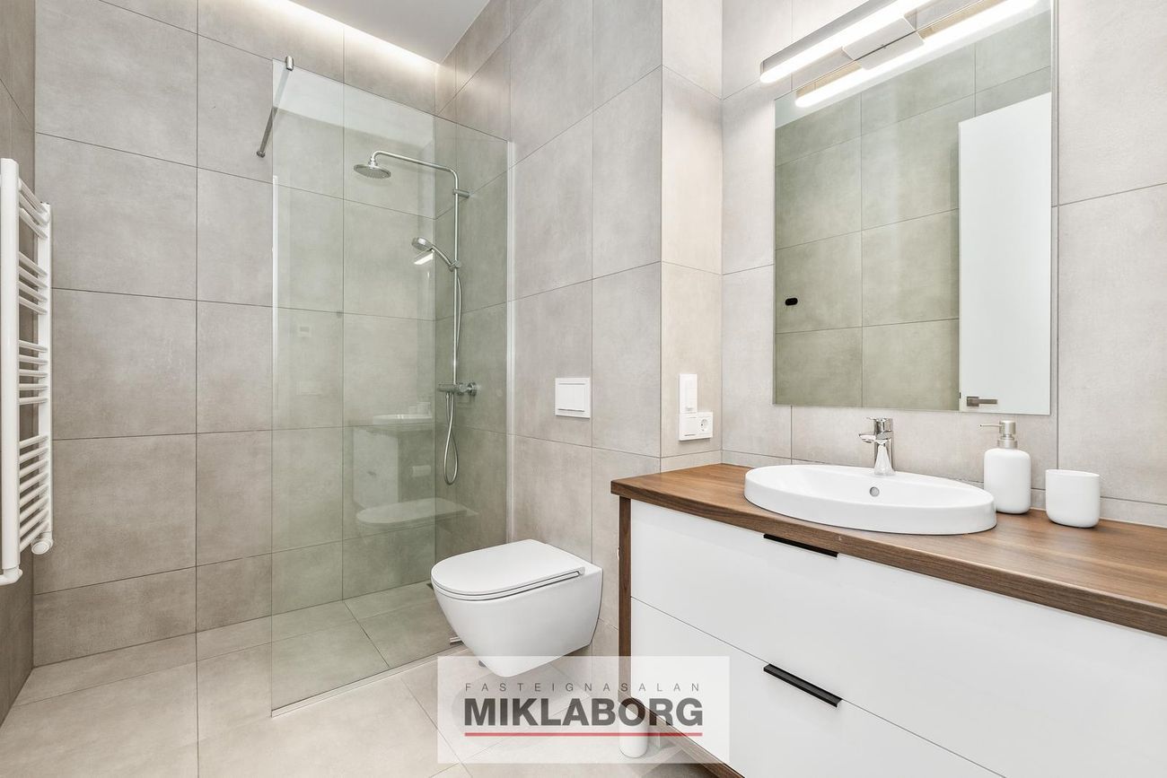 Grensásvegur 1E, 108 Reykjavík