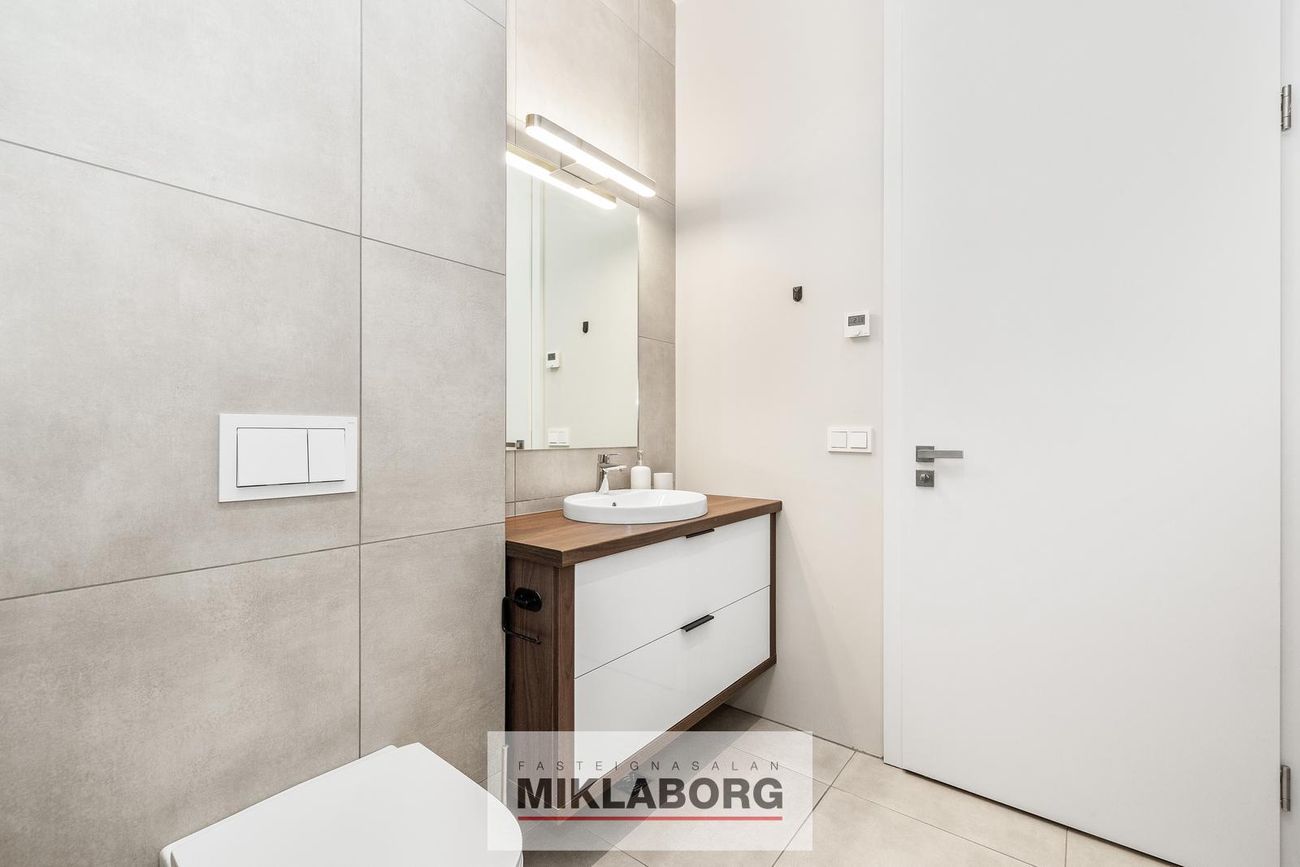 Grensásvegur 1E, 108 Reykjavík